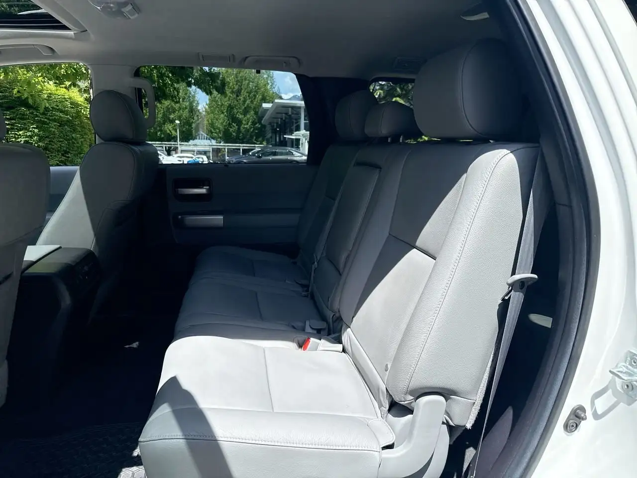 Toyota Sequoia снимка Toyota Sequoia