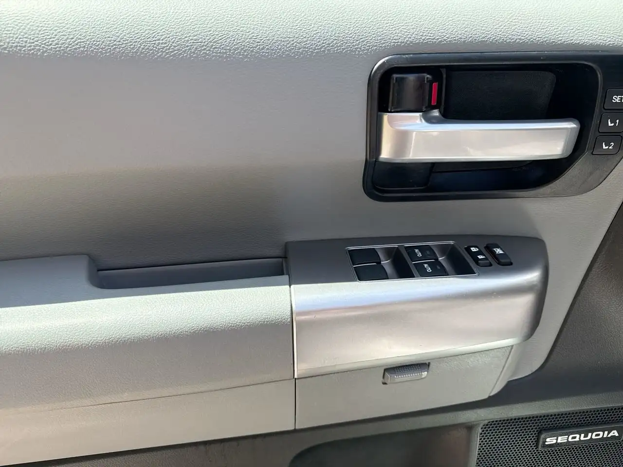 Toyota Sequoia снимка Toyota Sequoia