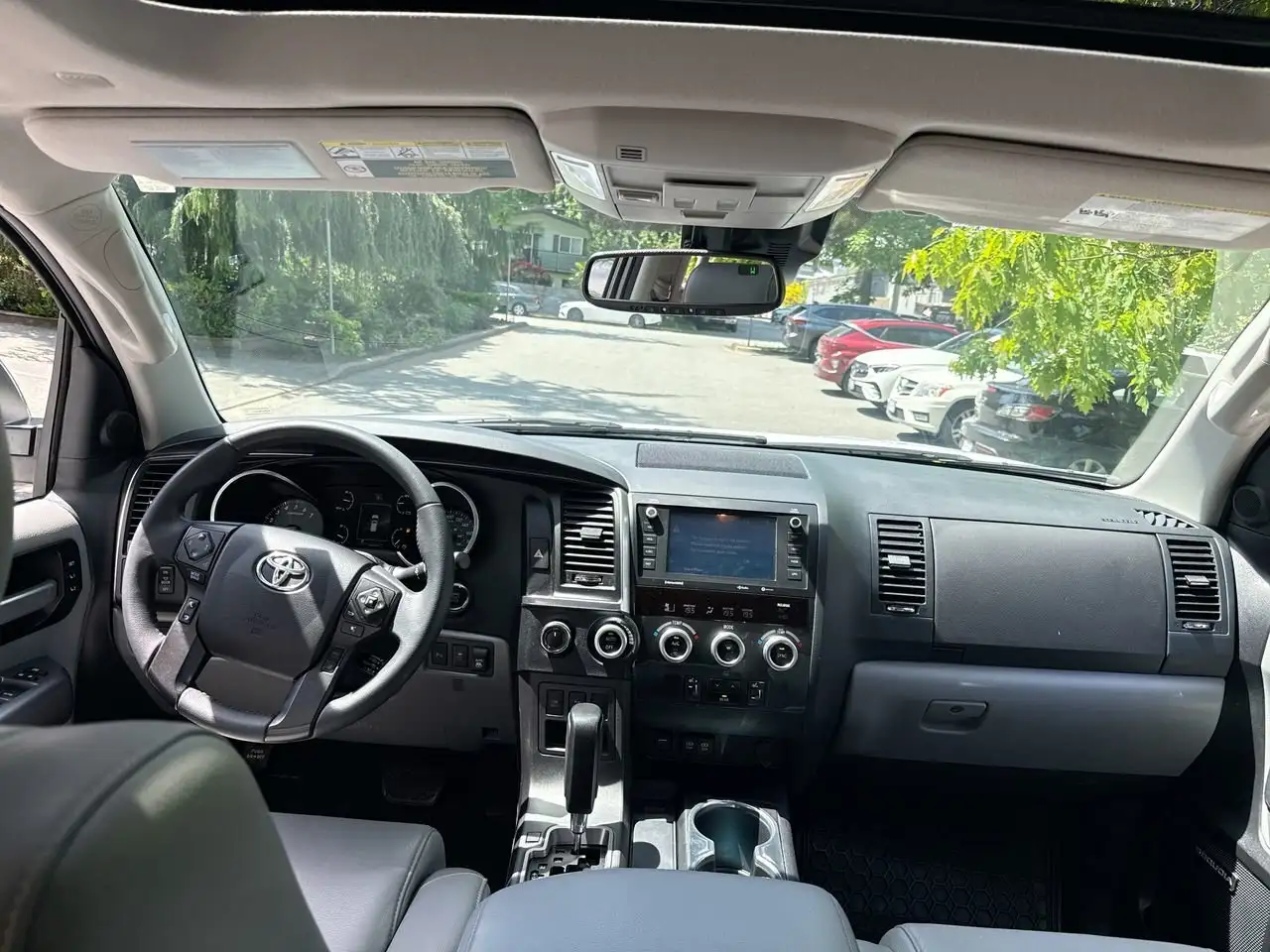 Toyota Sequoia снимка Toyota Sequoia