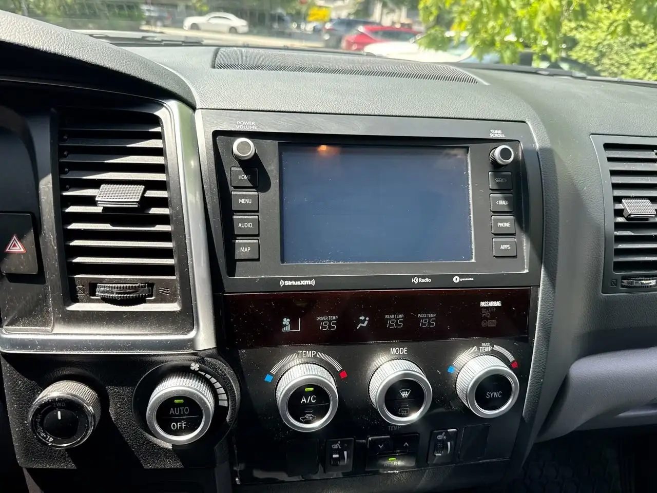 Toyota Sequoia снимка Toyota Sequoia