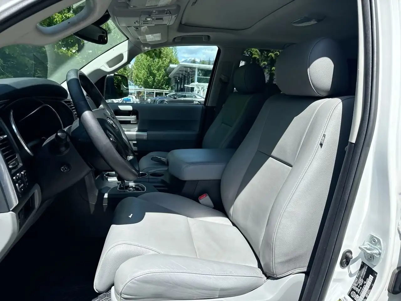 Toyota Sequoia снимка Toyota Sequoia