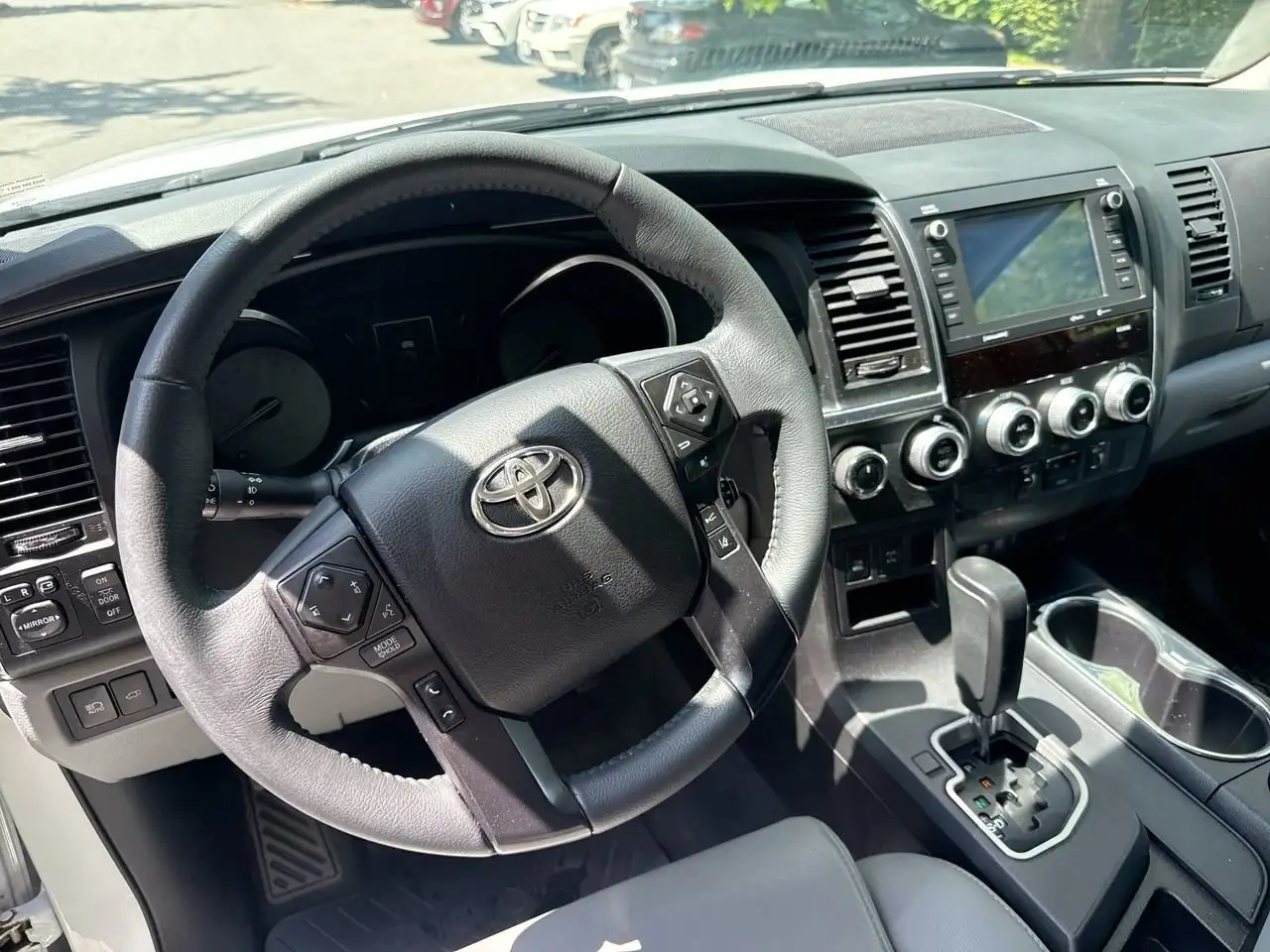 Toyota Sequoia снимка Toyota Sequoia