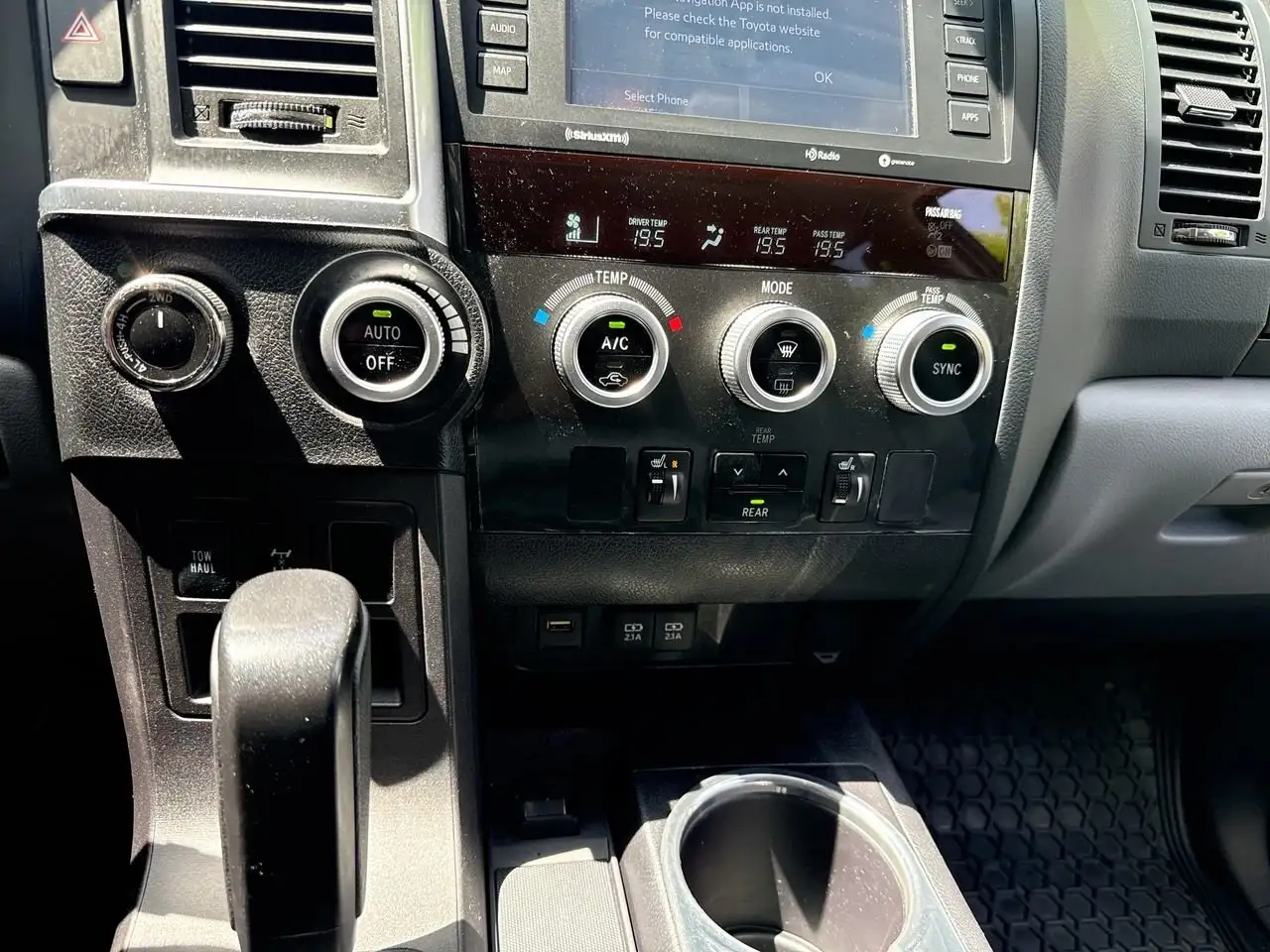 Toyota Sequoia снимка Toyota Sequoia