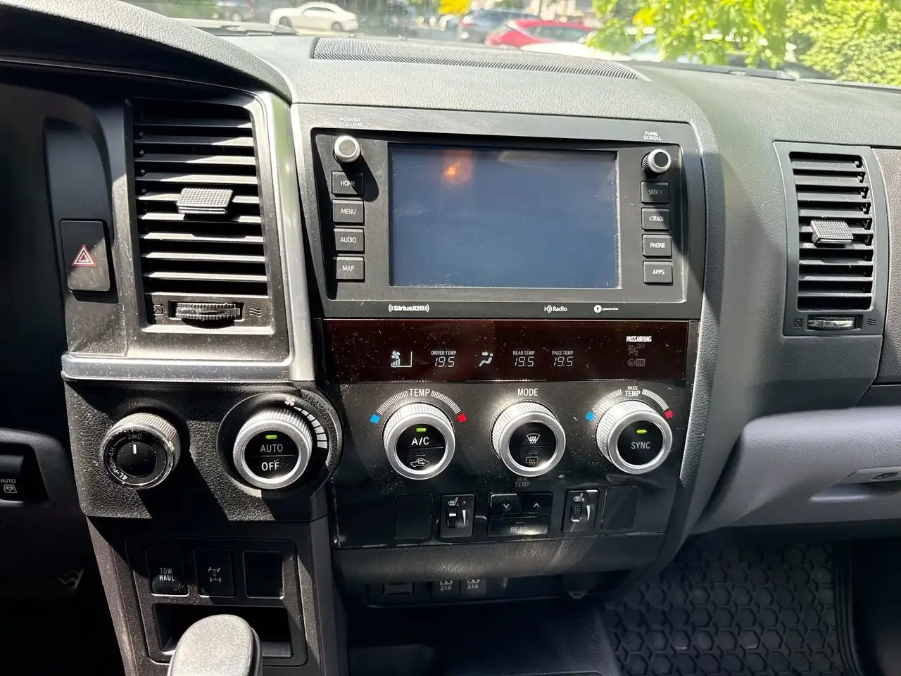 Toyota Sequoia снимка Toyota Sequoia