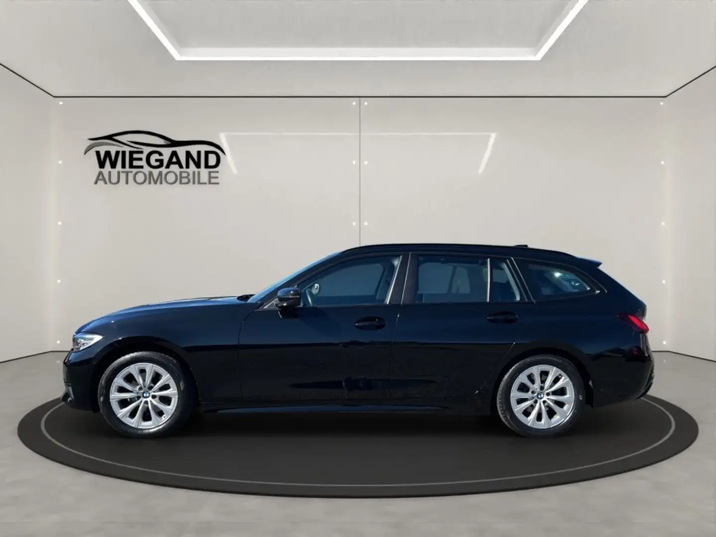 BMW 320 i Touring AUT ADVANTAGE+LIVE COCKPIT+STZH+PDC Schwarz - 2