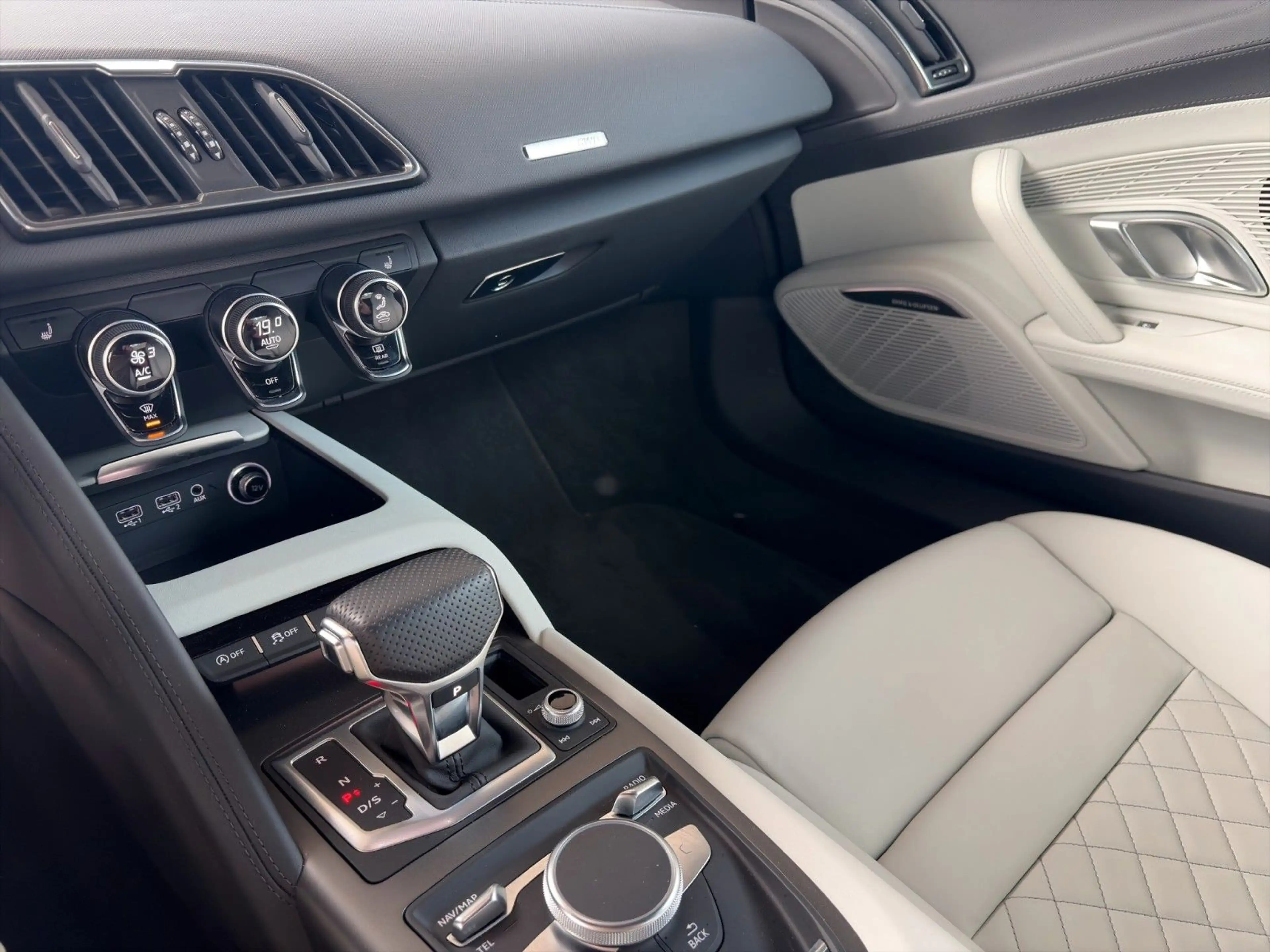 Audi R8 Coupe V10 perf. RWD Nappa Kamera B&O Sound — photo 12