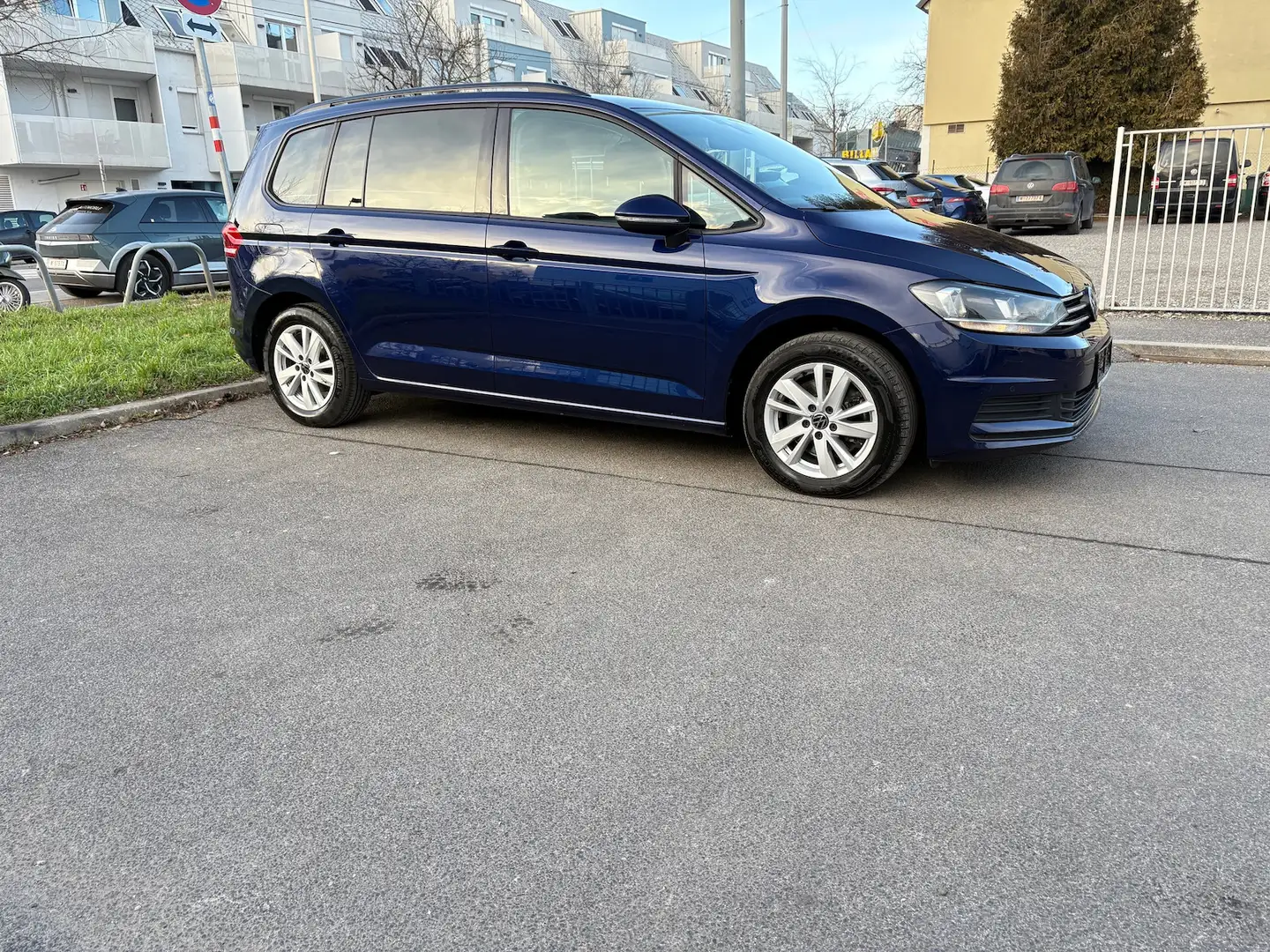 Volkswagen Touran Comfortline 2.0 TDI SCR DSG*ACC*NAVI*AHK* Blau - 1