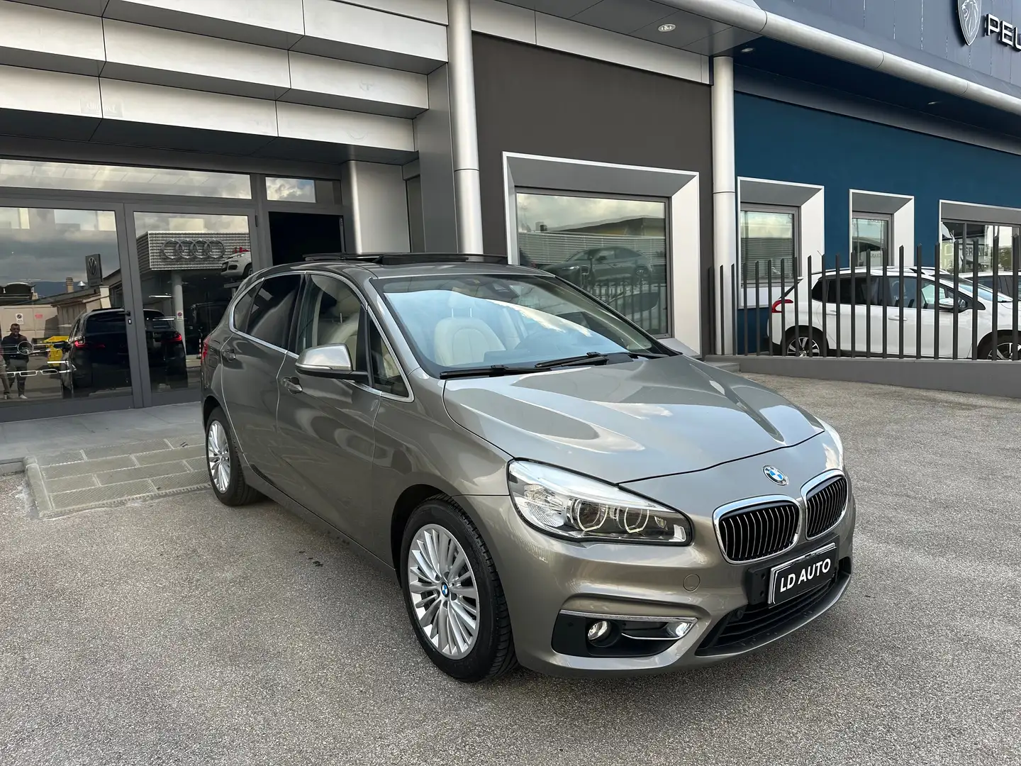 BMW 218 218d Active Tourer Luxury auto Brown - 1