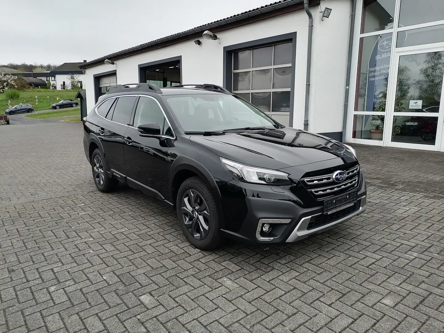 Subaru OUTBACK 2.5i Lineartronic Active   8-fach bereift AHK Schwarz - 2
