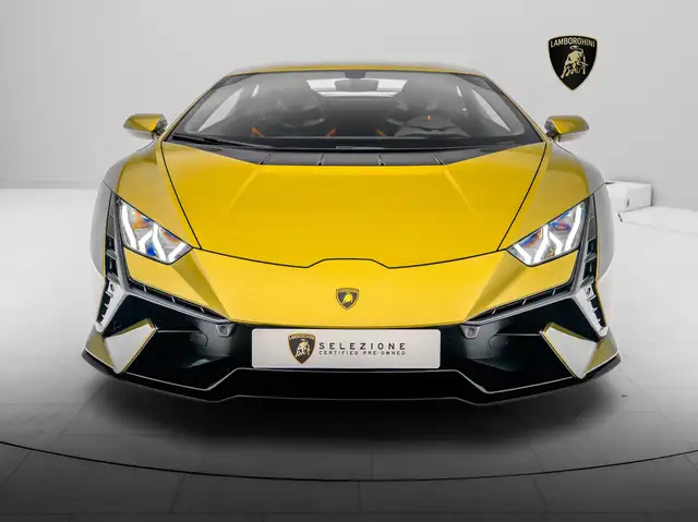 Lamborghini Huracan view 3
