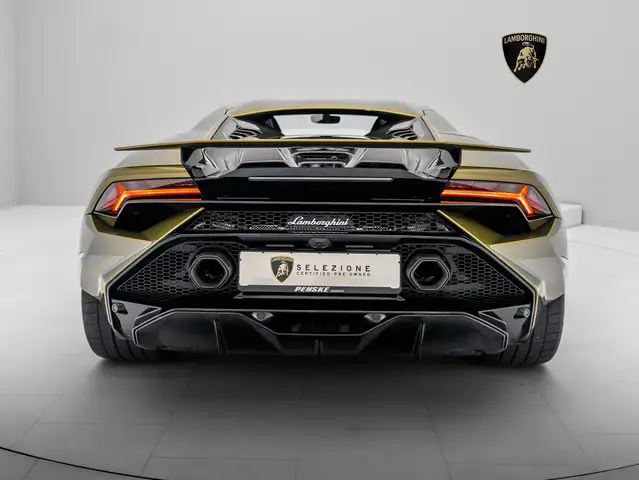 Lamborghini Huracan view 4