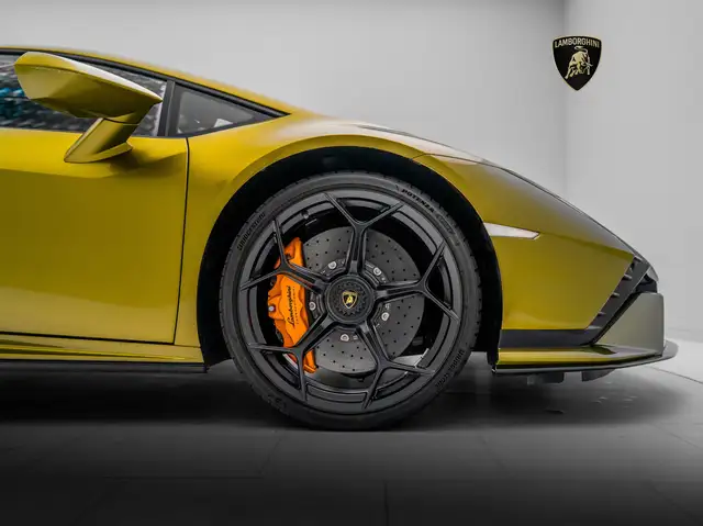 Lamborghini Huracan view 5