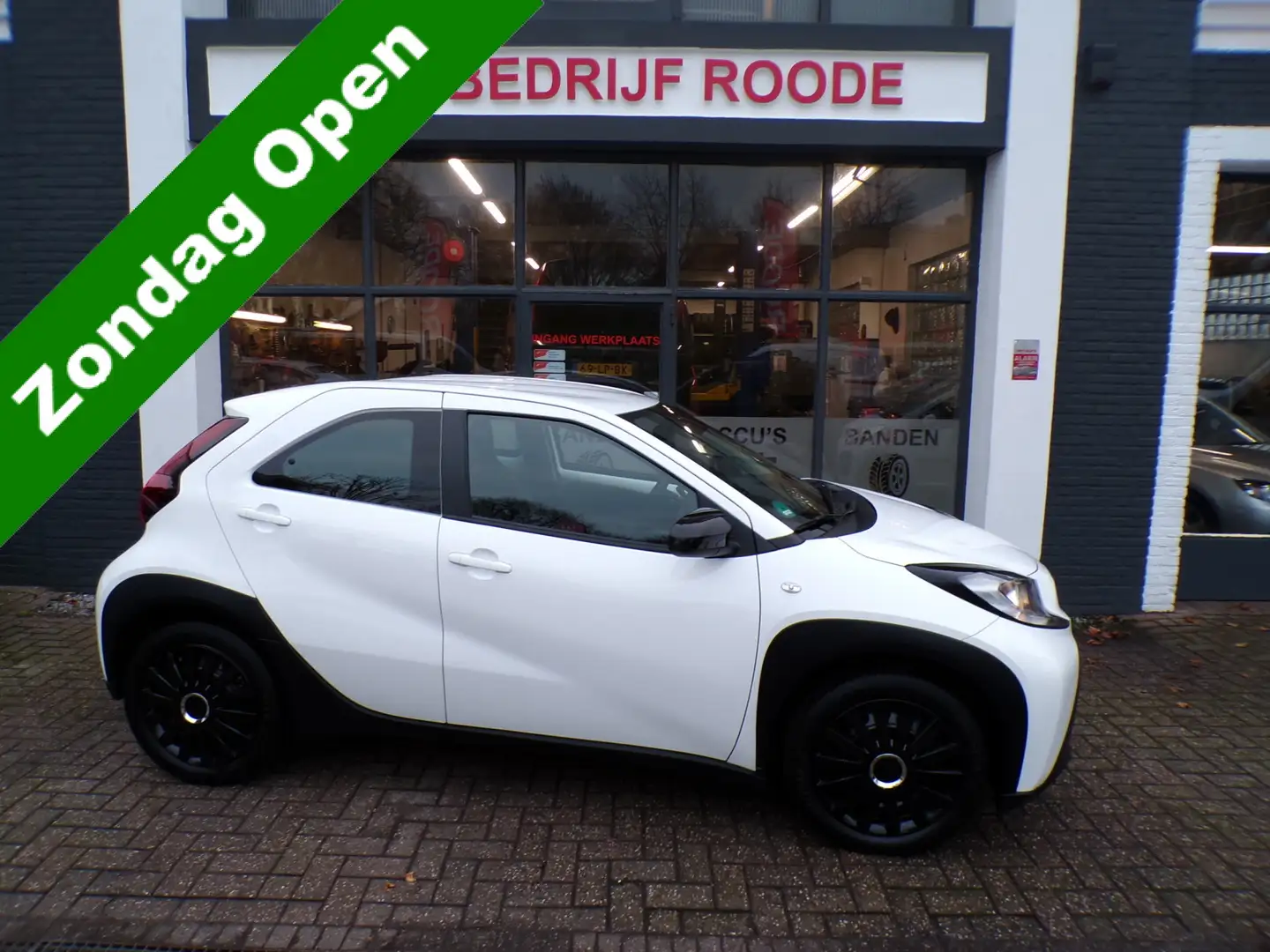 Toyota Aygo X 1.0 VVT-i 5-Drs Black Edition DEALER ONDERHOUDEN,T Blanc - 1