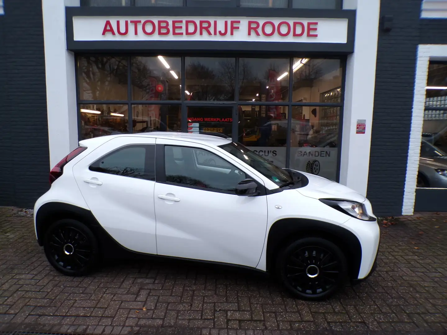 Toyota Aygo X 1.0 VVT-i 5-Drs Black Edition DEALER ONDERHOUDEN,T Weiß - 1