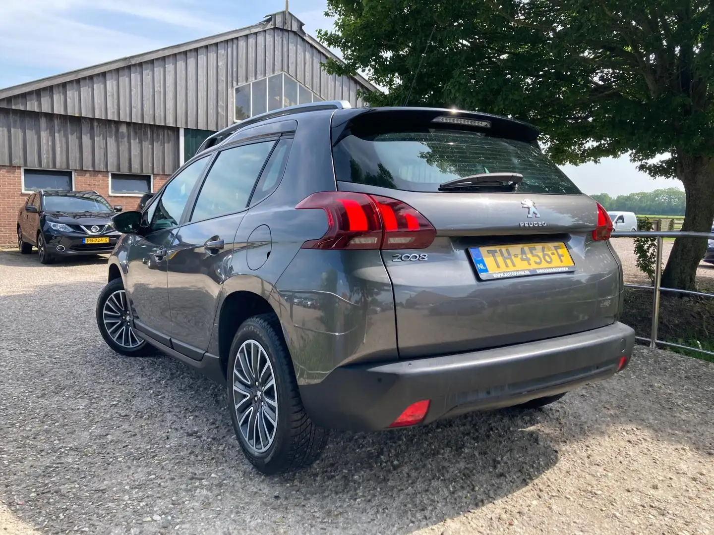 Peugeot 2008 1.2 PureTech Blue Lion | Cruise + Airco + Navi Nu Grijs - 2