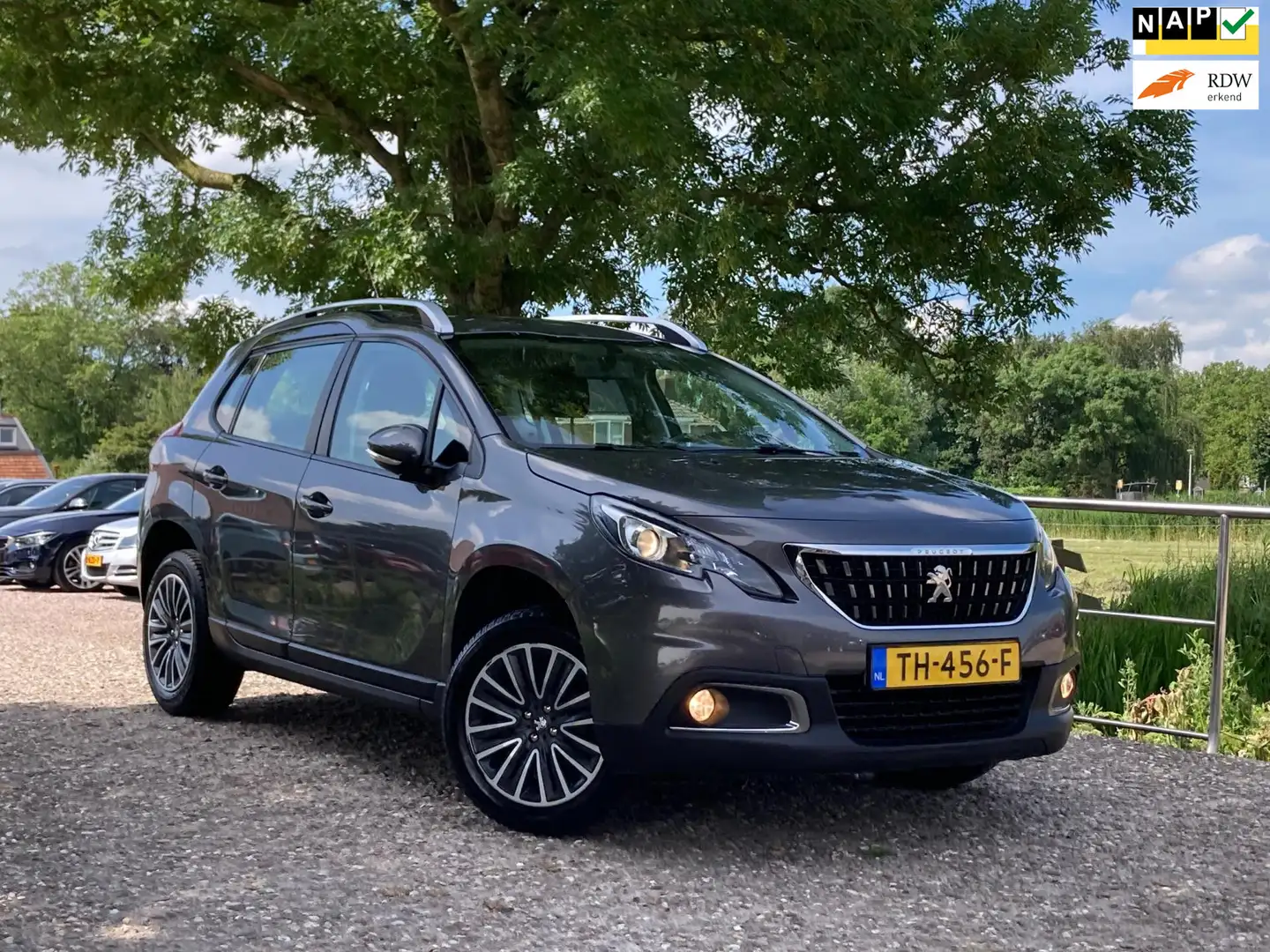 Peugeot 2008 1.2 PureTech Blue Lion | Cruise + Airco + Navi Nu Grijs - 1