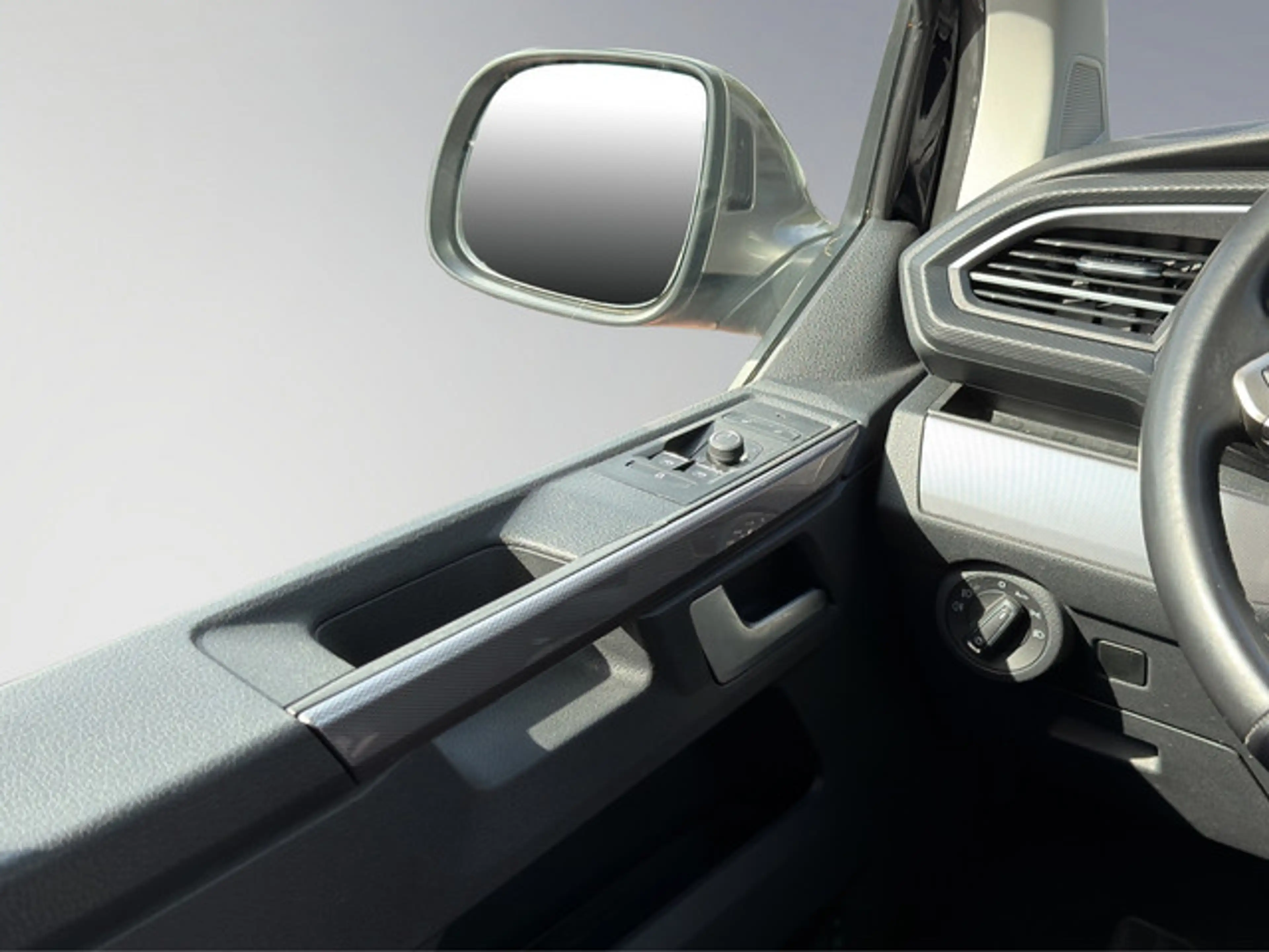 Volkswagen T6.1 Transporter Multivan 2.0 TDI Multivan Generation Six FWD — photo 15