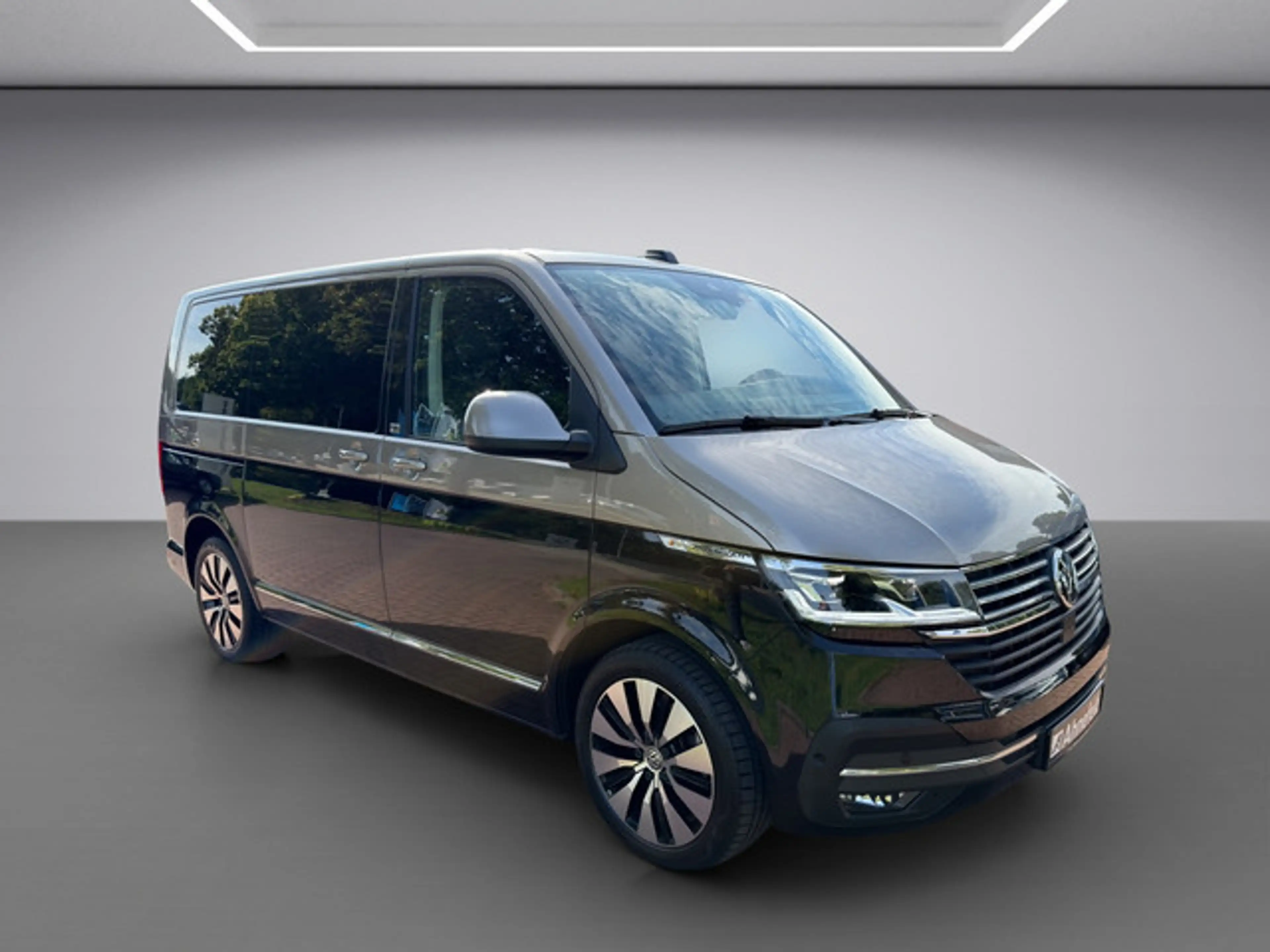 Volkswagen T6.1 Transporter Multivan 2.0 TDI Multivan Generation Six FWD — photo 9