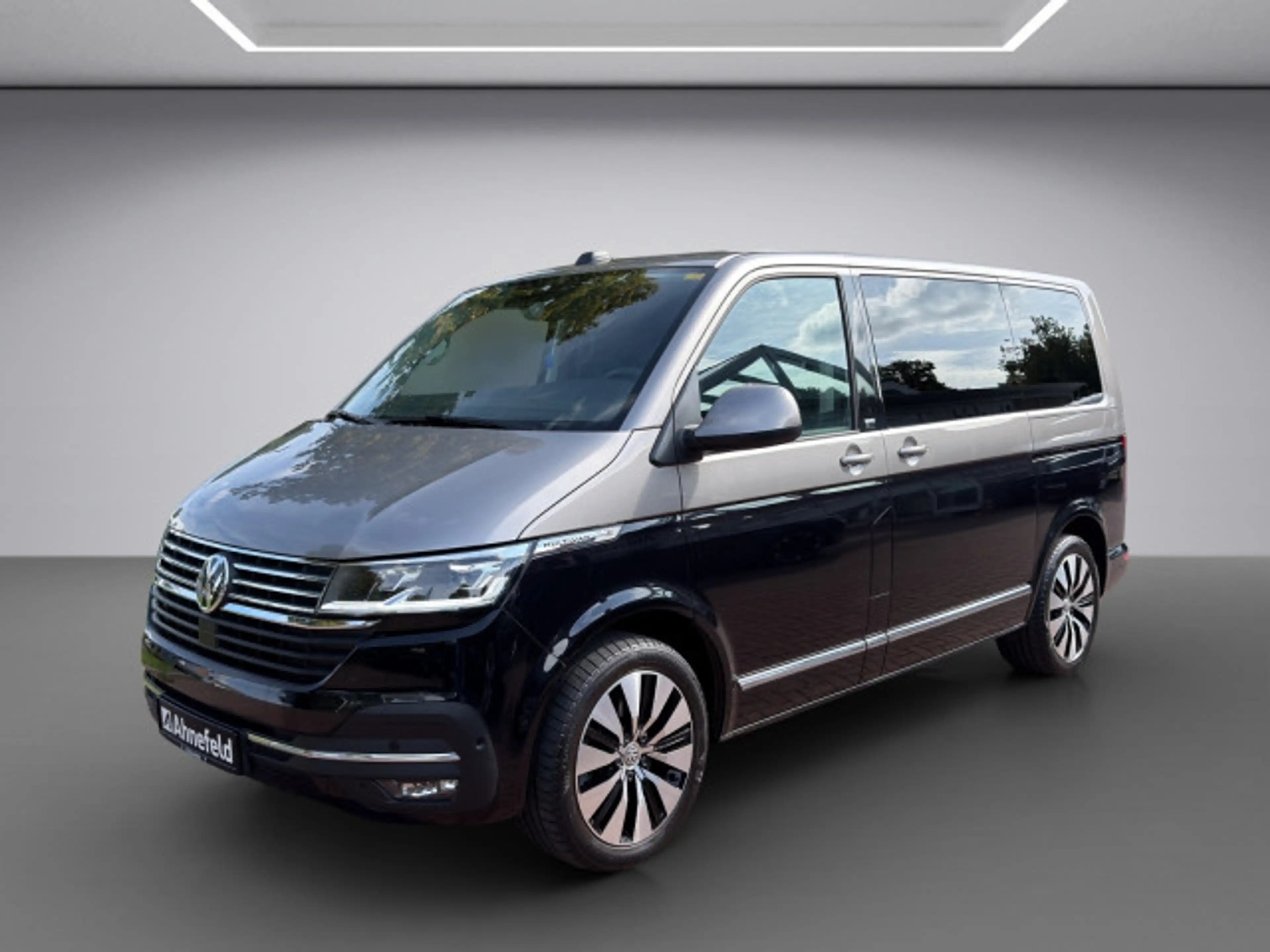 Volkswagen T6.1 Transporter Multivan 2.0 TDI Multivan Generation Six FWD — photo 2