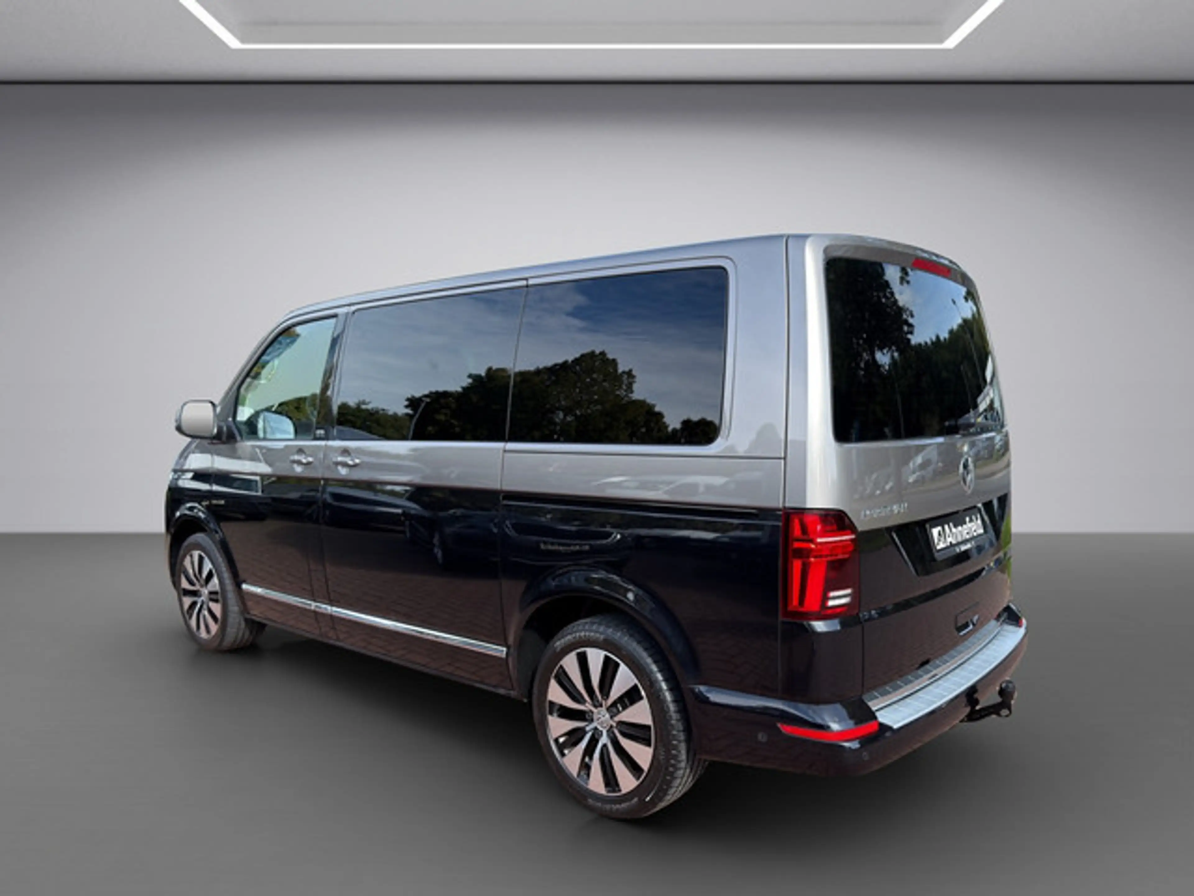 Volkswagen T6.1 Transporter Multivan 2.0 TDI Multivan Generation Six FWD — photo 5