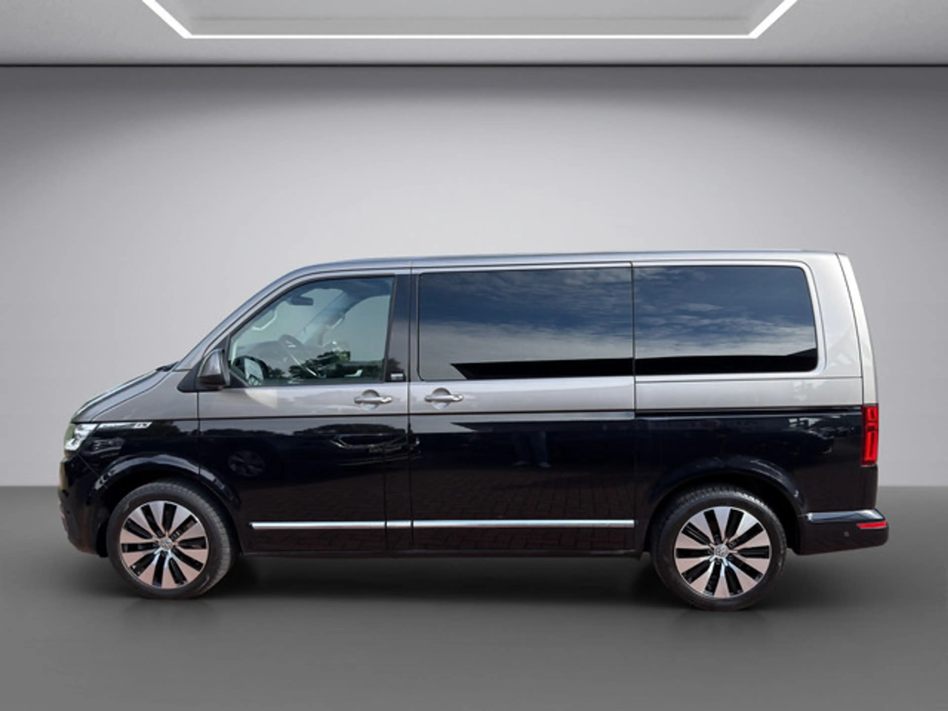 Volkswagen T6.1 Transporter Multivan 2.0 TDI Multivan Generation Six FWD — photo 4