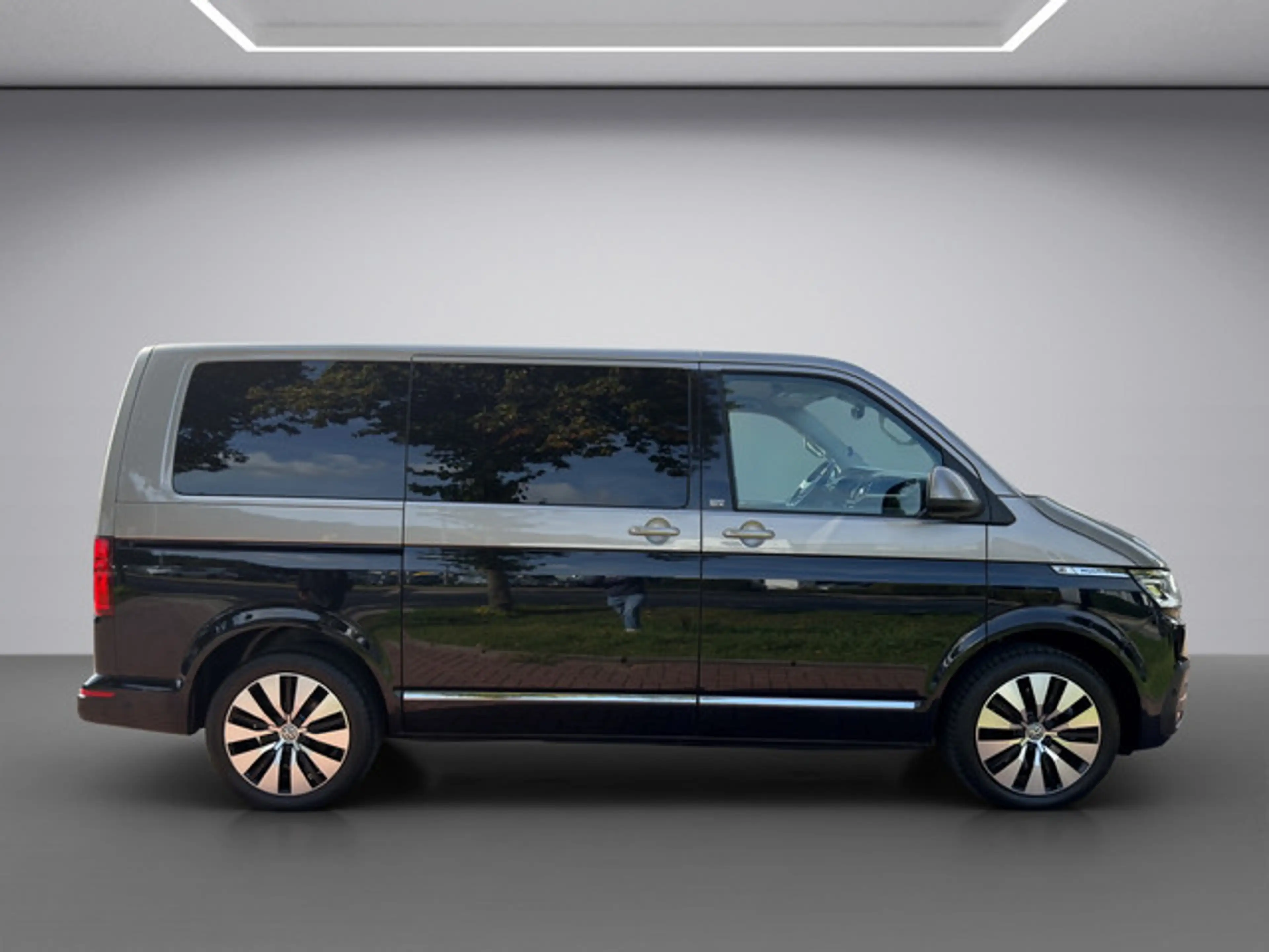 Volkswagen T6.1 Transporter Multivan 2.0 TDI Multivan Generation Six FWD — photo 8