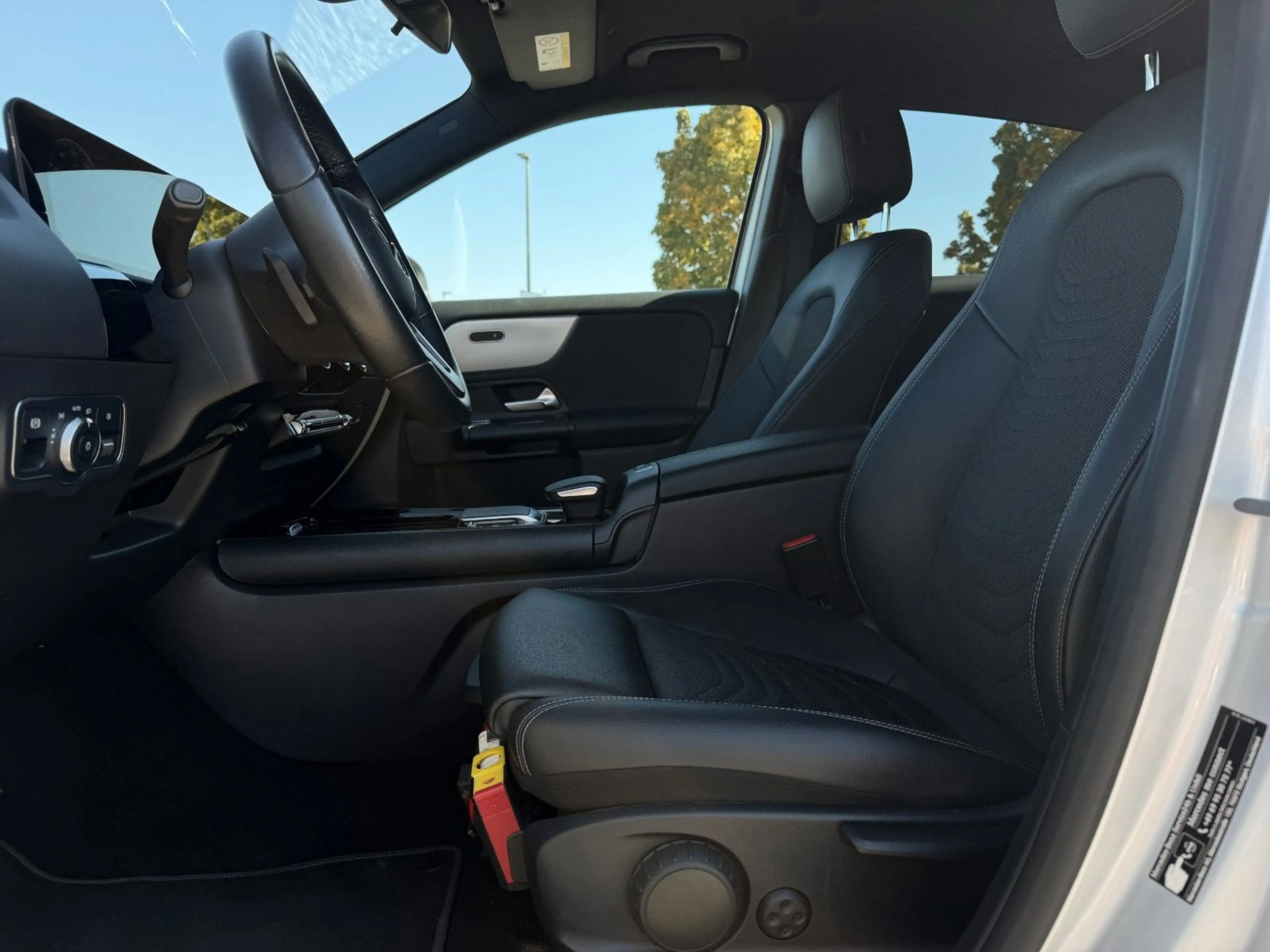 Mercedes-Benz GLA 200 d | MBUX | LED — photo 15