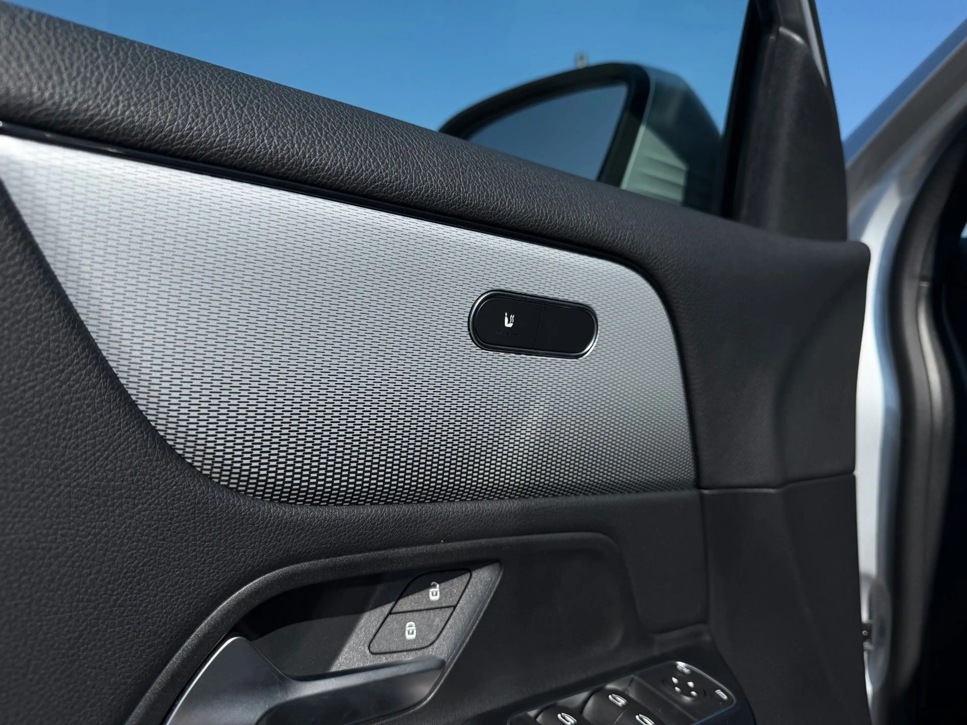 Mercedes-Benz GLA 200 d | MBUX | LED — photo 14