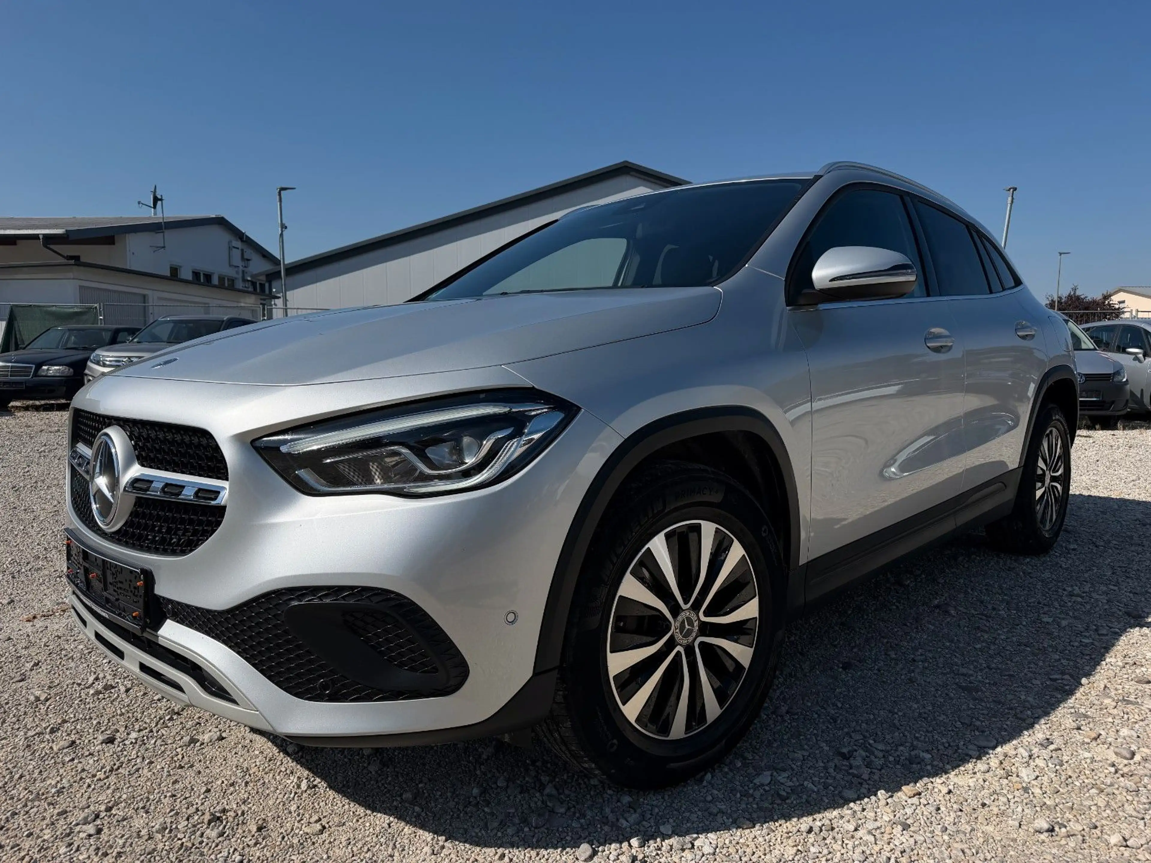 Mercedes-Benz GLA 200 d | MBUX | LED