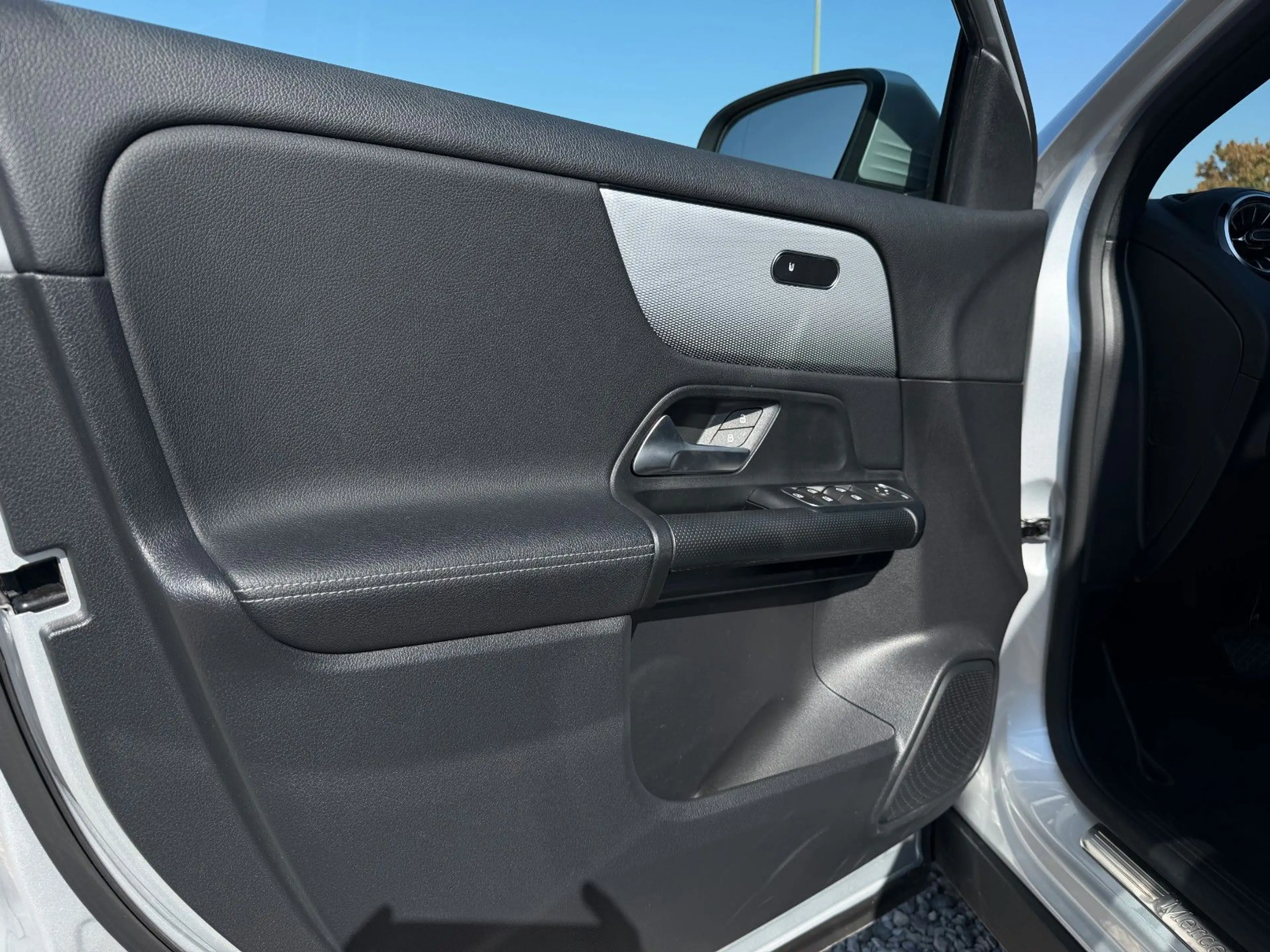 Mercedes-Benz GLA 200 d | MBUX | LED — photo 13