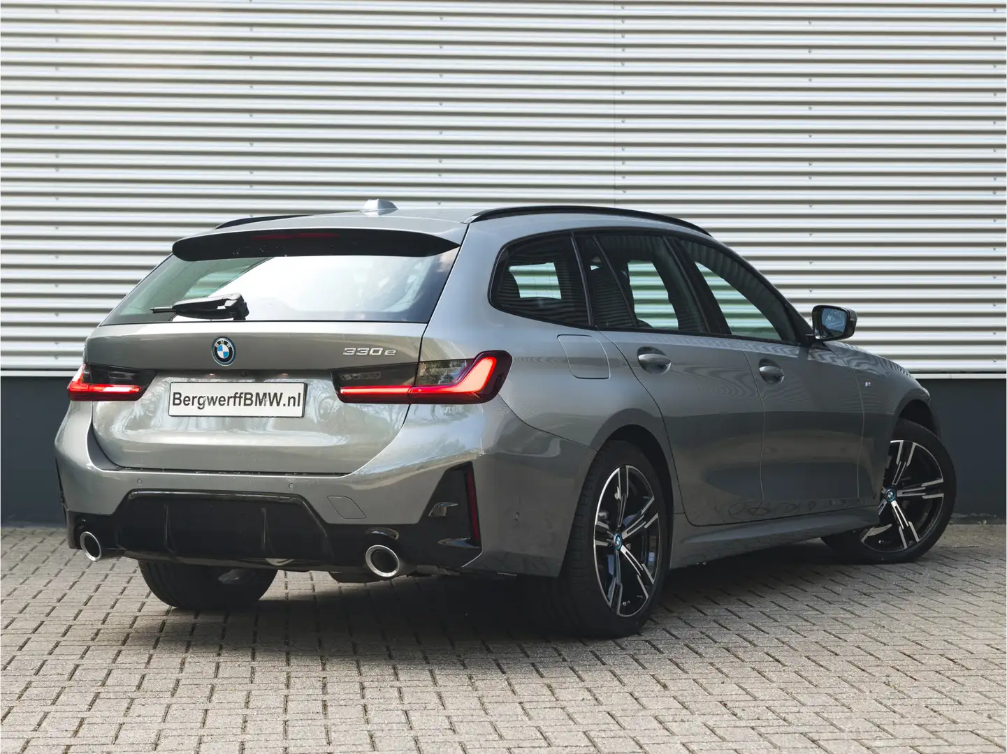BMW 330 3-serie Touring 330e M-Sport - ACC - Trekhaak - Hi Grijs - 2