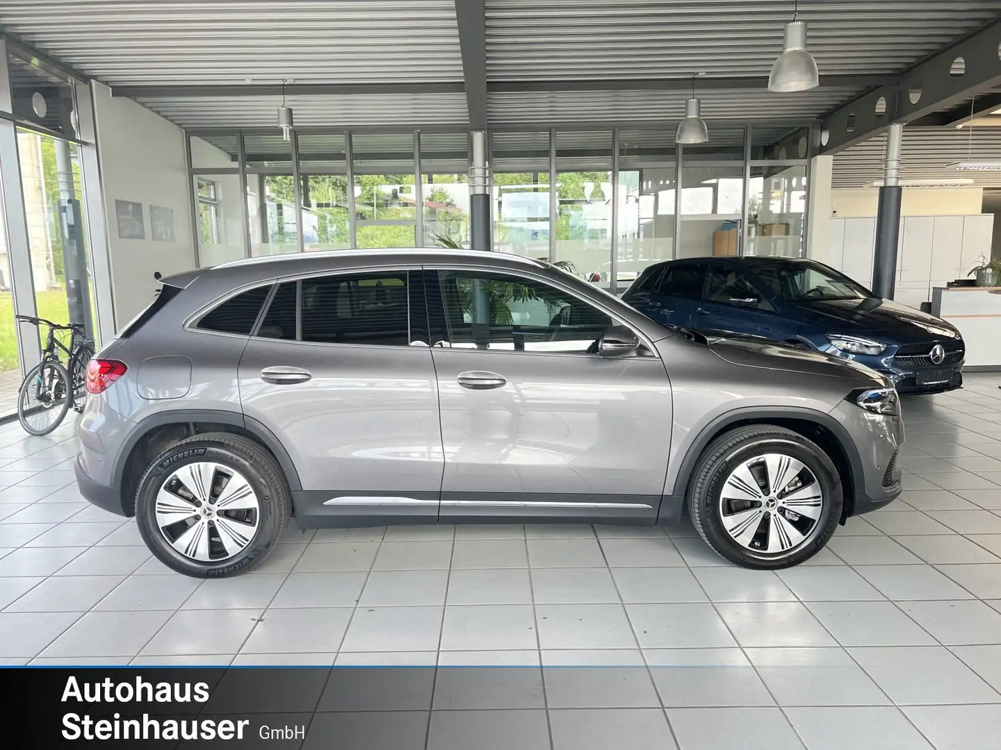 Mercedes-Benz EQA 300 EQA 300 4MATIC Progressive/AHK/Navi/Klima/LED Grau - 2