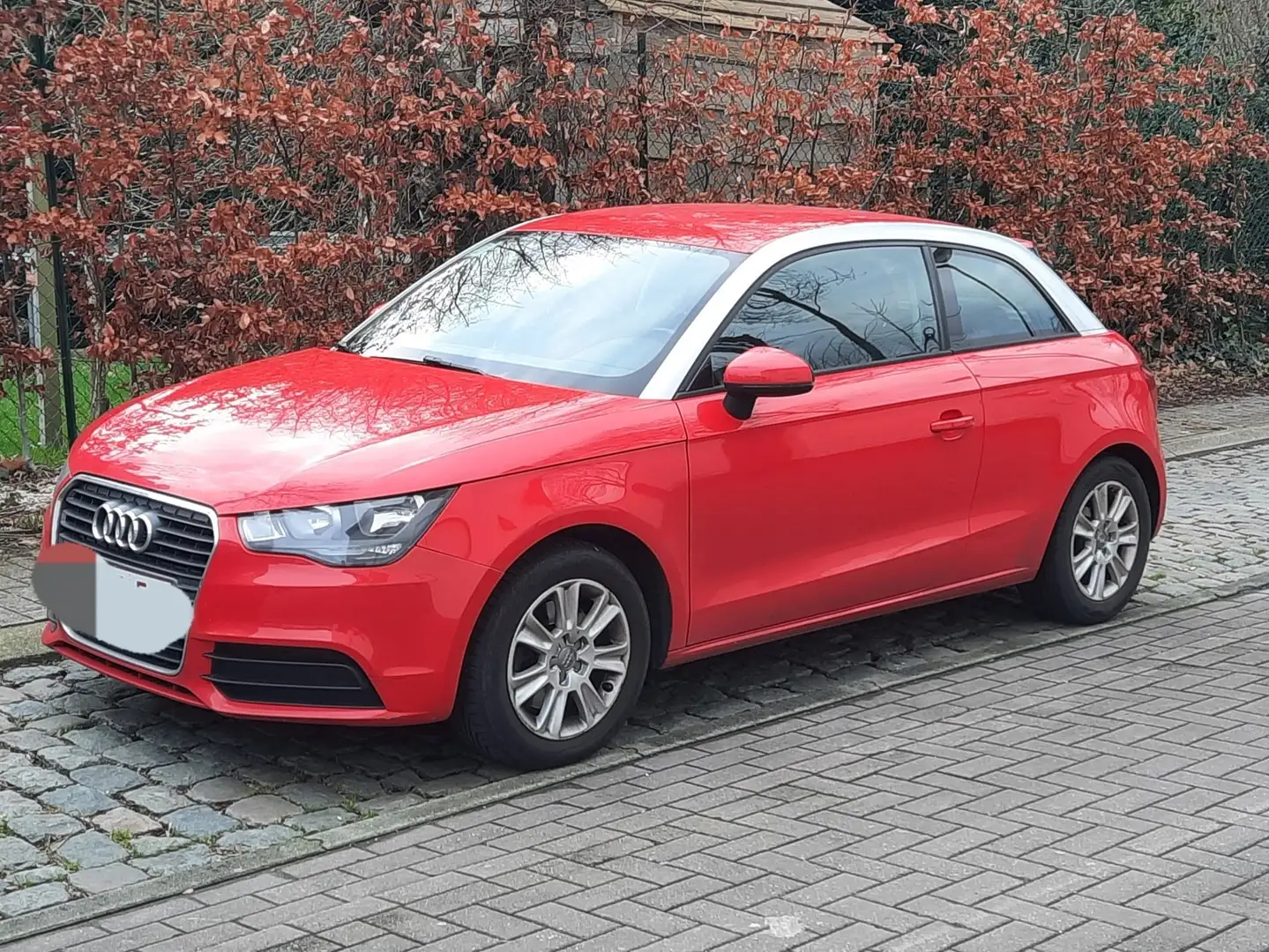 Audi A1 1.6 TDi Attraction Rouge - 1