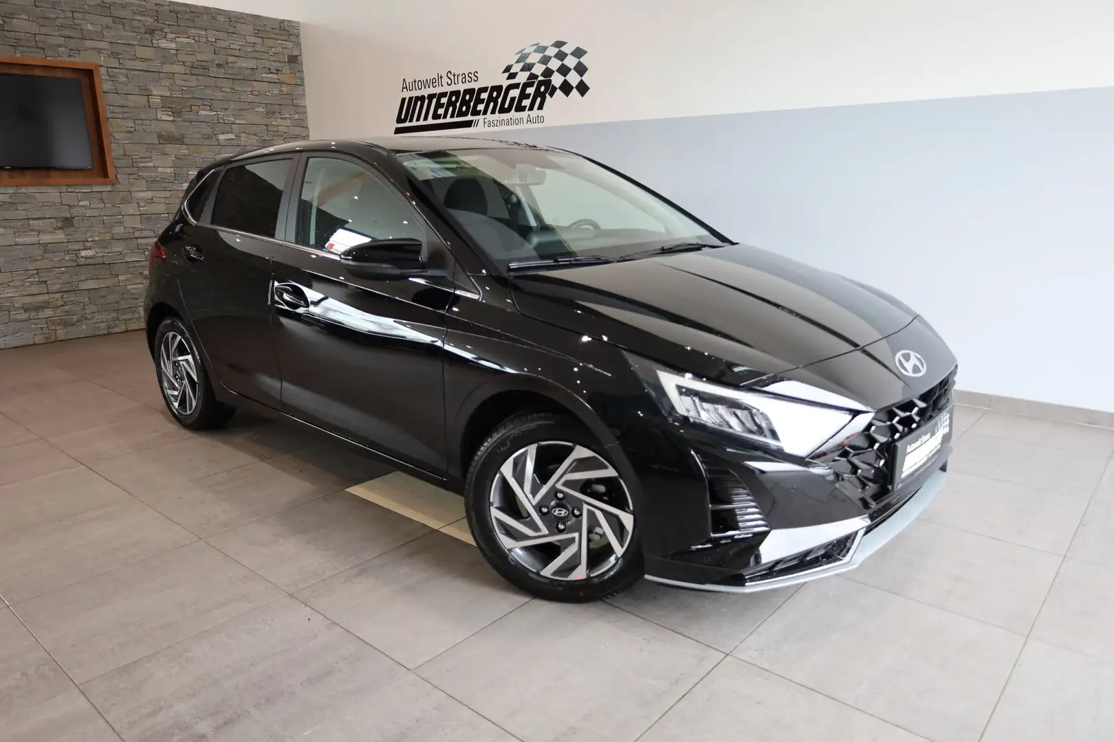 Hyundai i20 GO Plus 1.2 MPI Schwarz - 1
