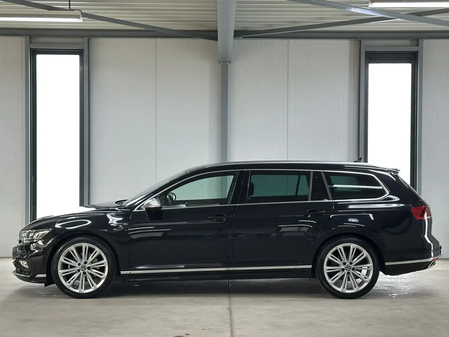 Volkswagen Passat Variant 1.5 TSI R-Line 150pk | Elek. Trekhaak | Massage | Noir - 2