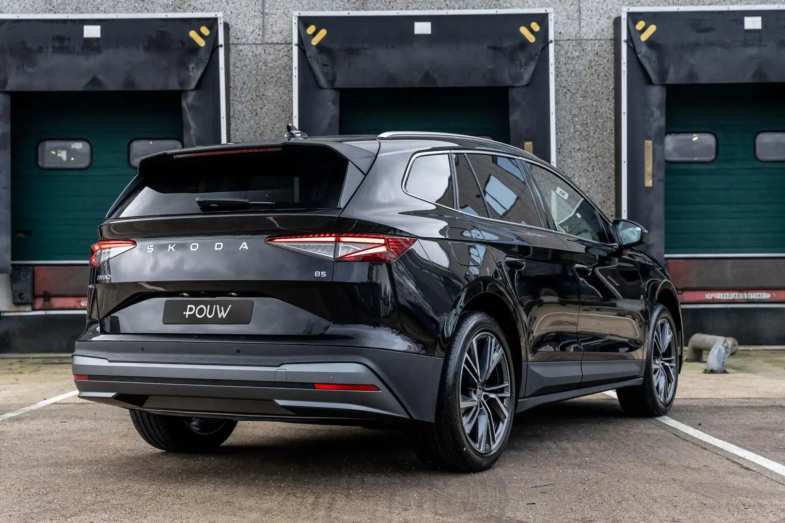 Skoda Enyaq 85 286pk Business Edition | Trekhaak Wegklapbaar | Zwart - 2