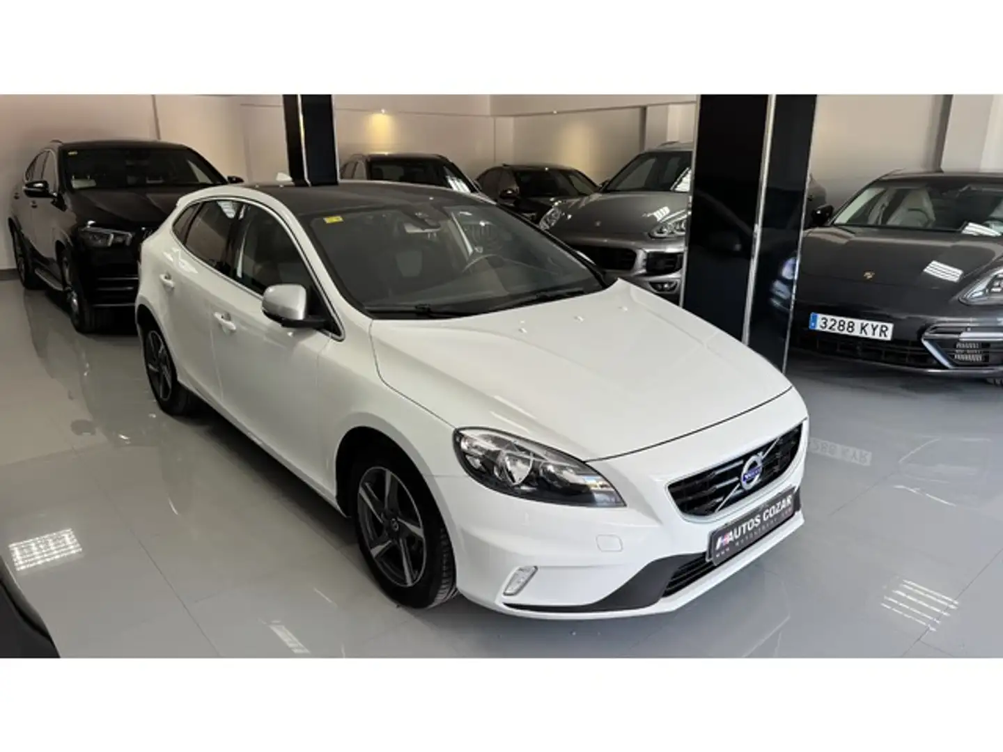 Volvo V40 D2 R-Design Momentum Aut. 120 Blanco - 1