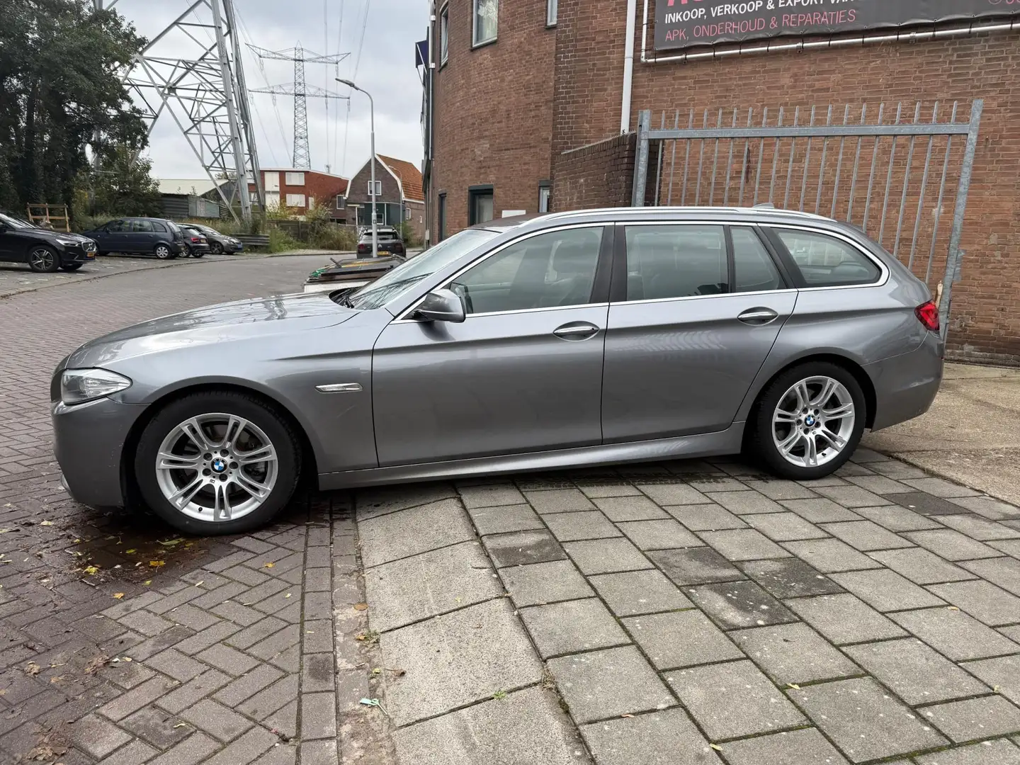 BMW 520 5-serie Touring 520i M Pakket Grijs - 2