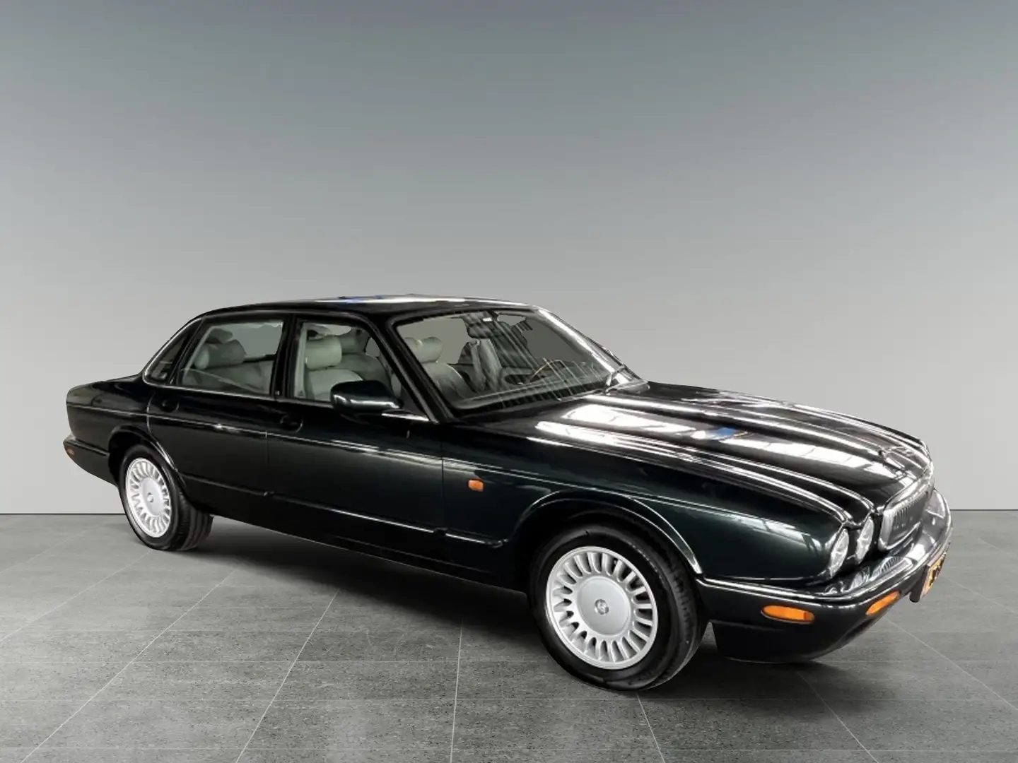 Jaguar XJ 3.2 V8 Executive Vert - 2
