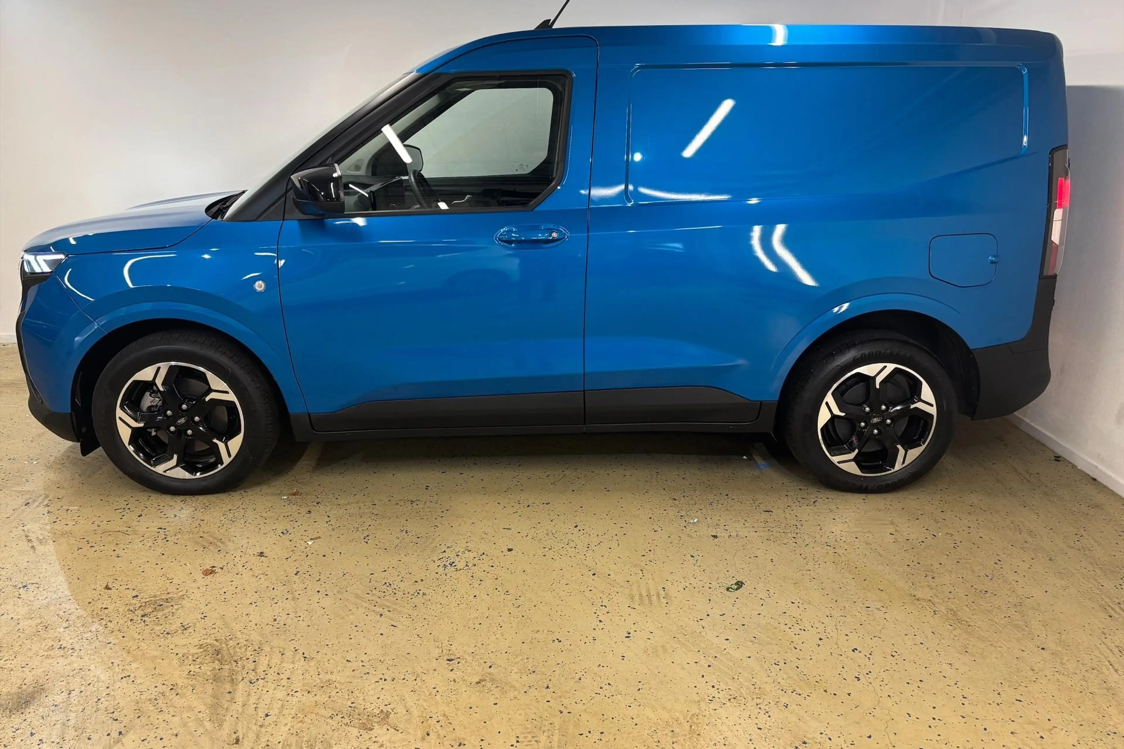 Ford Transit Courier E-Transit Limited 44 kWh Navigatie | Adaptive Crui — photo 7