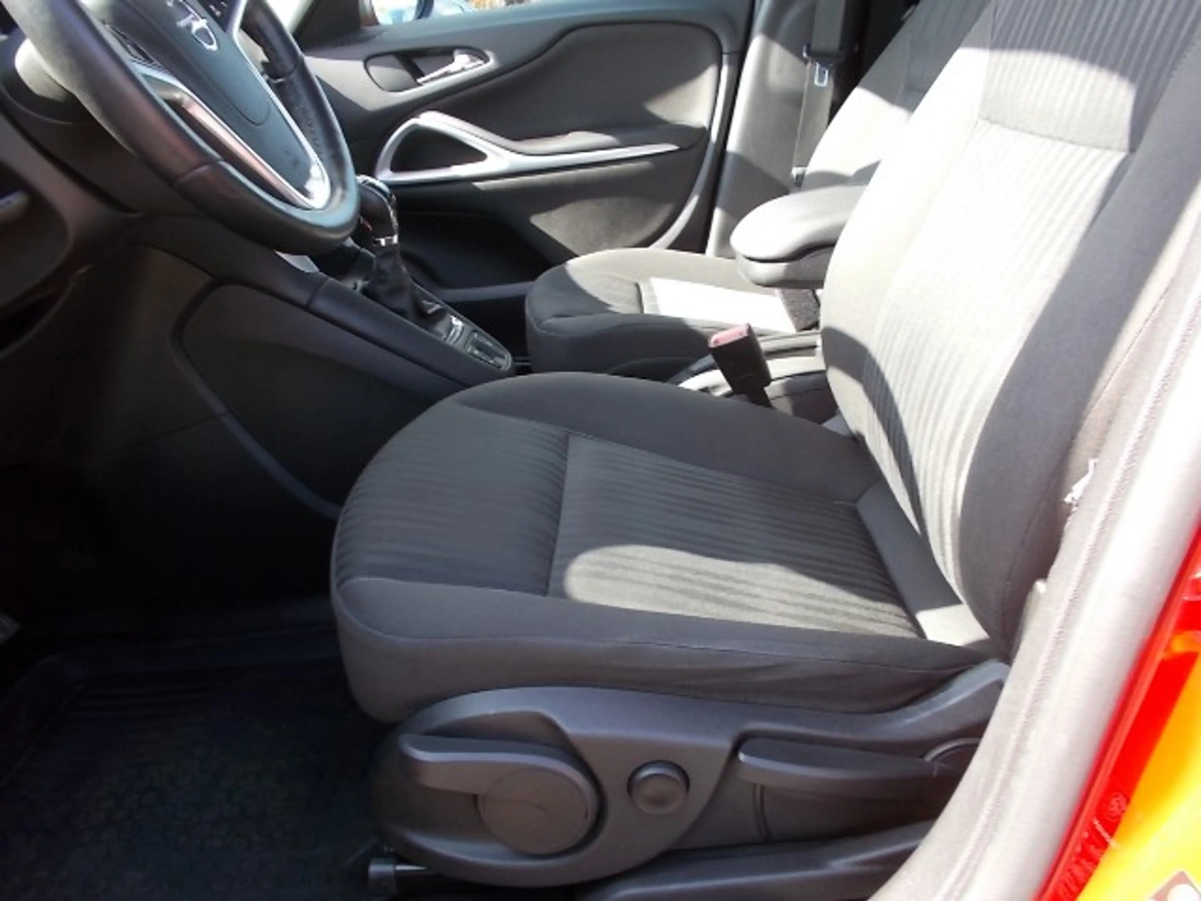 Opel Zafira Tourer Edition 1.6 CDTi Navi AHK SHZ, zus. WR — photo 15