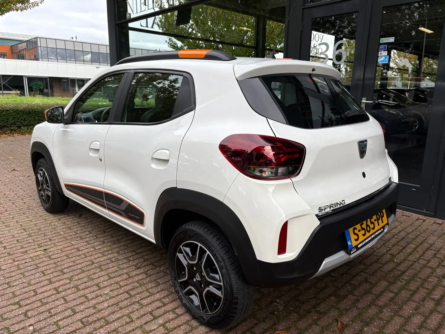 Dacia Spring Comfort Plus (Orange Pack) 27 kWh Navi/Airco/Camer Blanc - 2