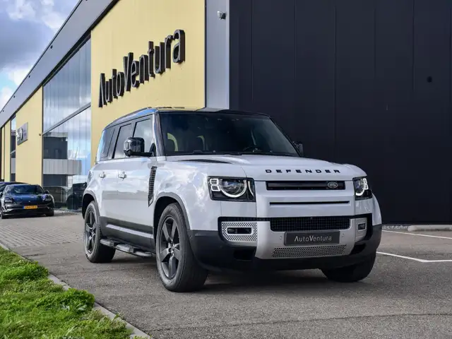 Land Rover Defender view 3