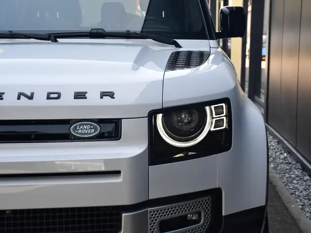 Land Rover Defender view 13