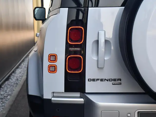 Land Rover Defender view 12