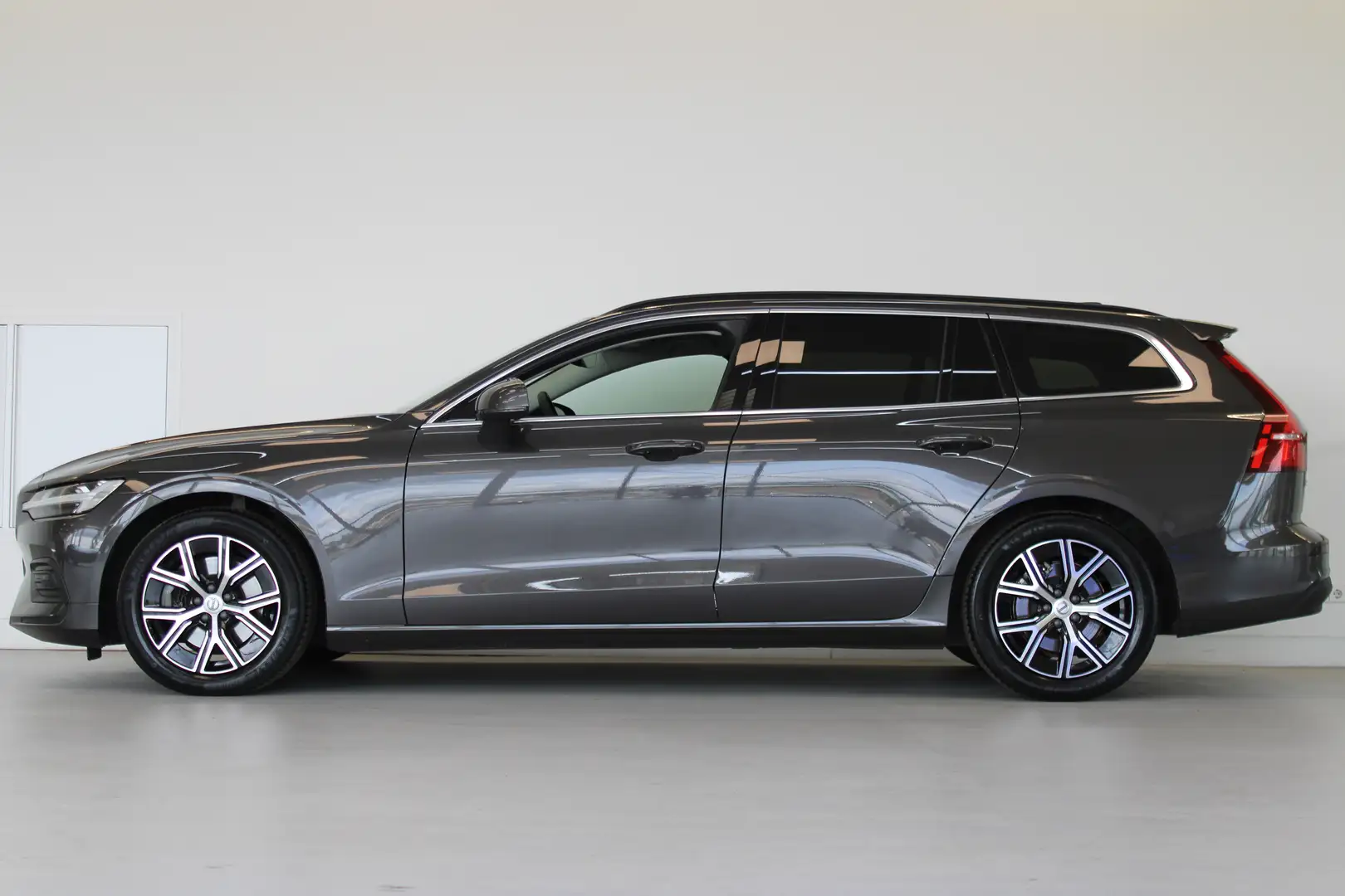 Volvo V60 B4 197PK Core | Leder | Climate Pack | Trekhaak | Grijs - 2