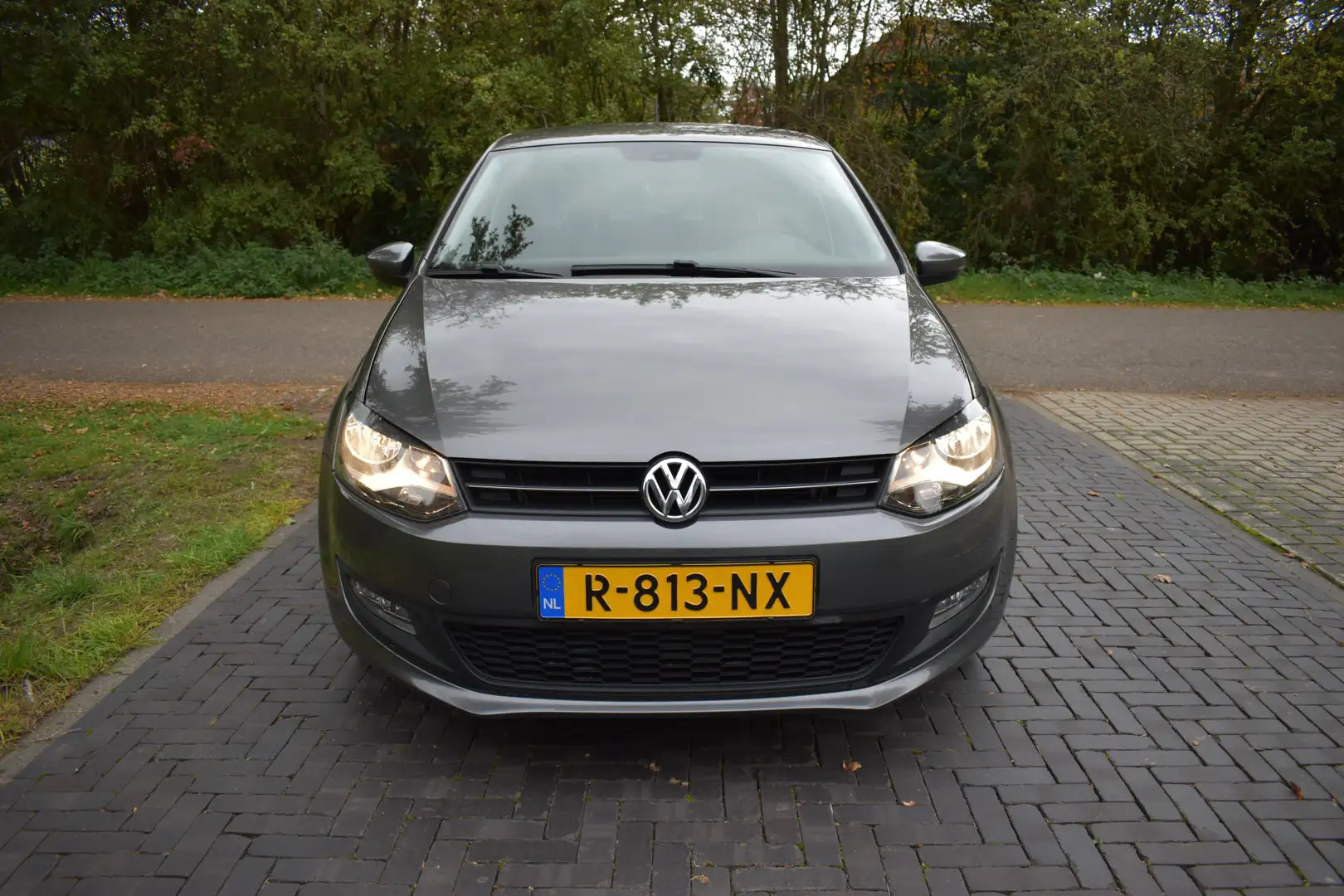 Volkswagen Polo 1.2 TSI Comfortline AUTO. LUXE 145DKM Grijs - 2