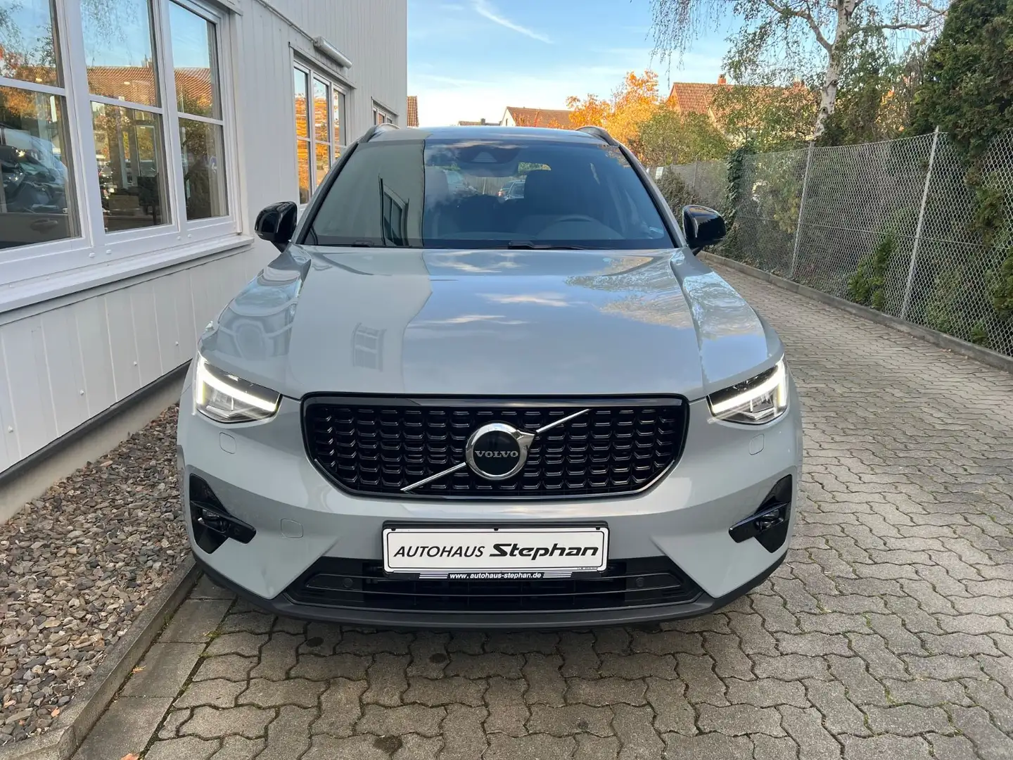 Volvo XC40 Recharge T4 PLUS DARK AHK GARANTIE Grau - 2