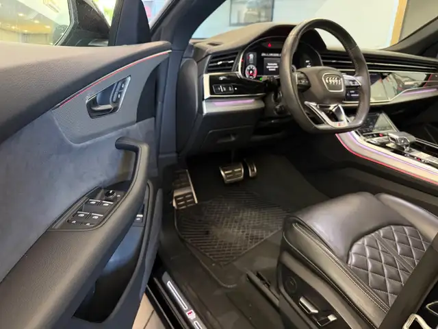 Audi Q8 view 8