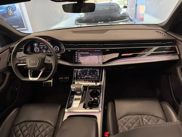 Audi Q8 view 9